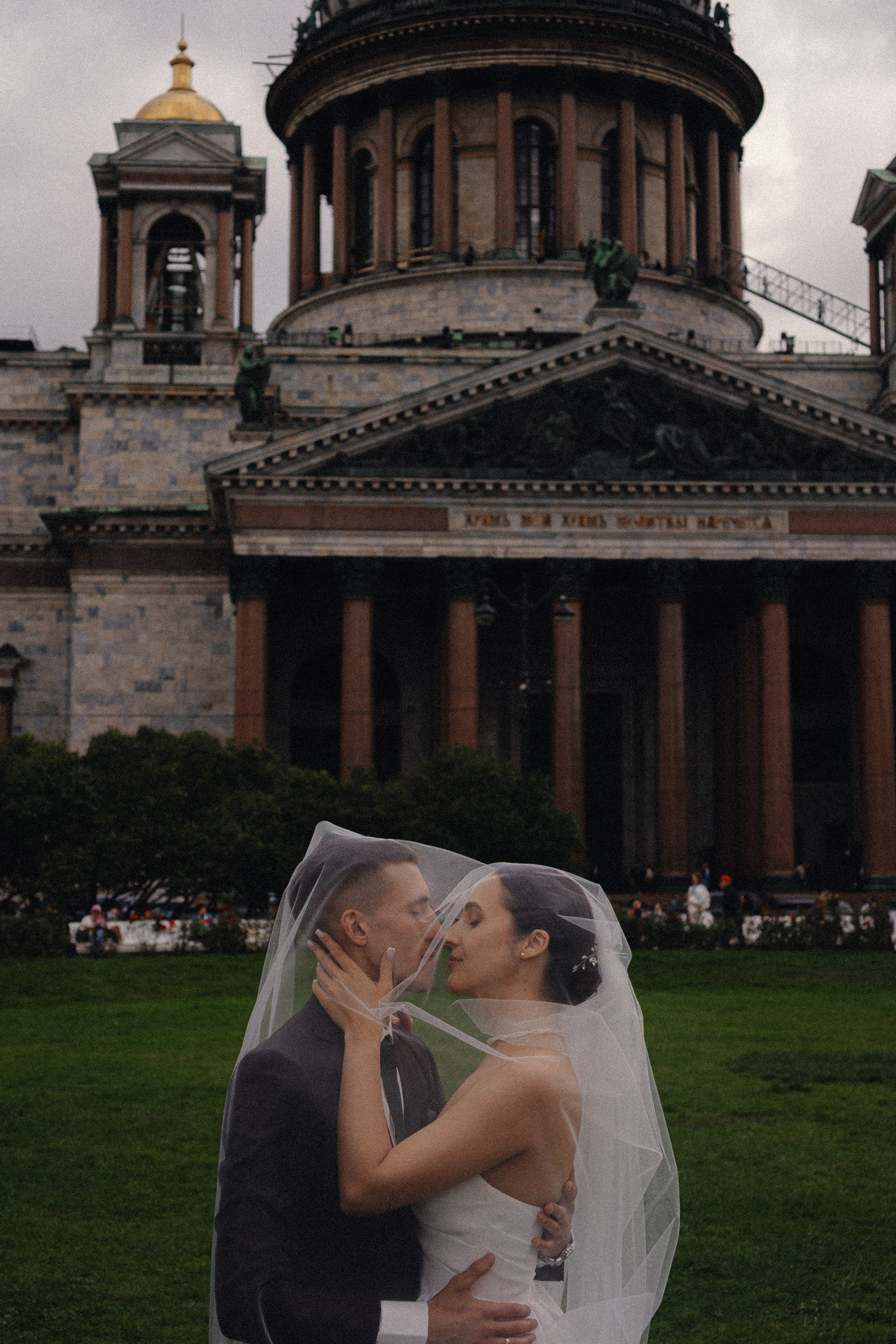 СВАДЕБНАЯ ПРОГУЛКА В САНТК-ПЕТЕРБУРГЕ (ИСАКИЕВСКИЙ СОБОР, ЗИМНЯЯ КАНАВКА, ЭРМИТАЖ И БОЛЬШАЯ МОРСКАЯ УЛИЦА). Профессиональный фотограф, Санкт-Петербург — Виктория Богомолова