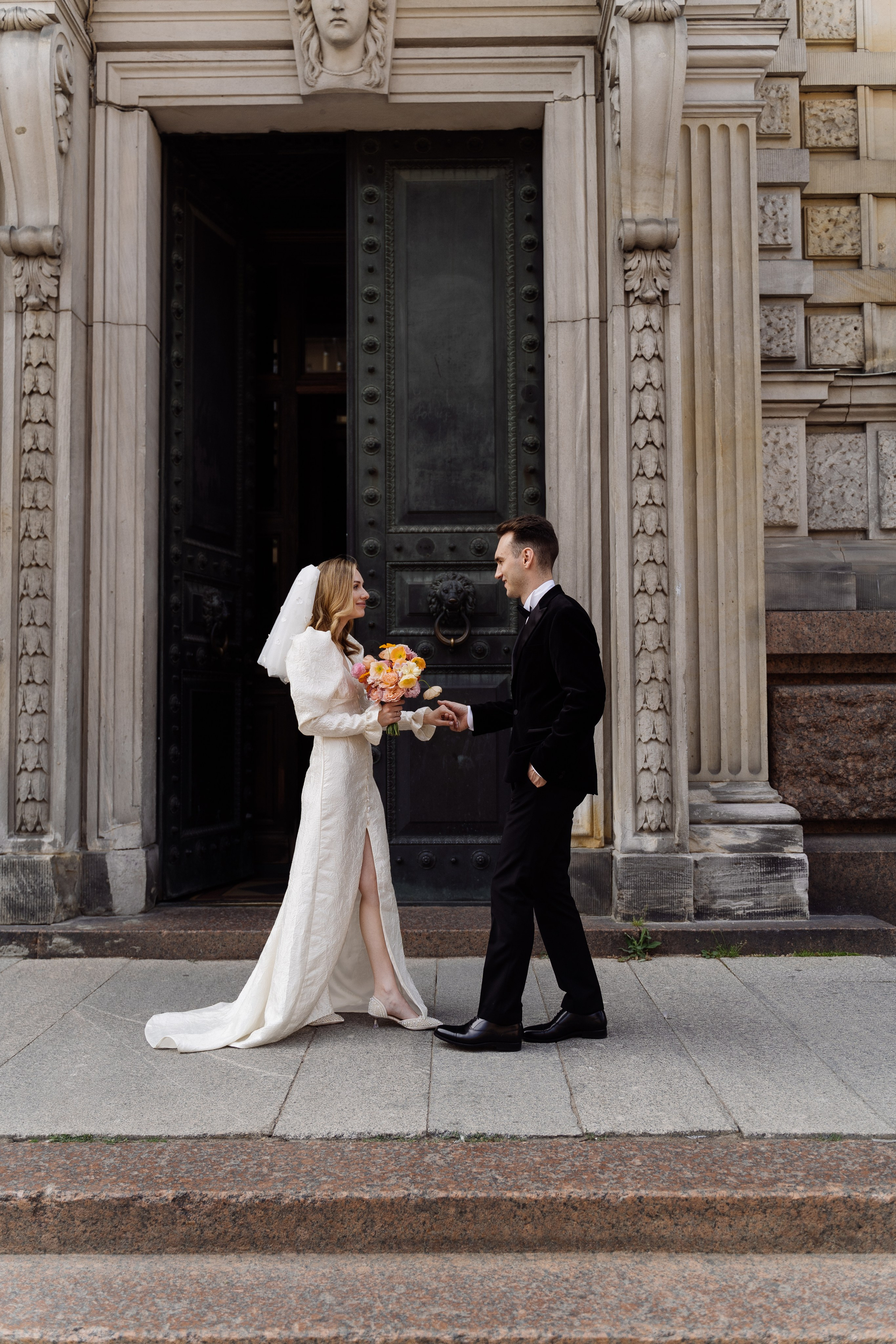 Камерная свадьба на фонтанке в сезонах. Свадебный фотограф организатор в Санкт-Петербурге Ассоль Опарина