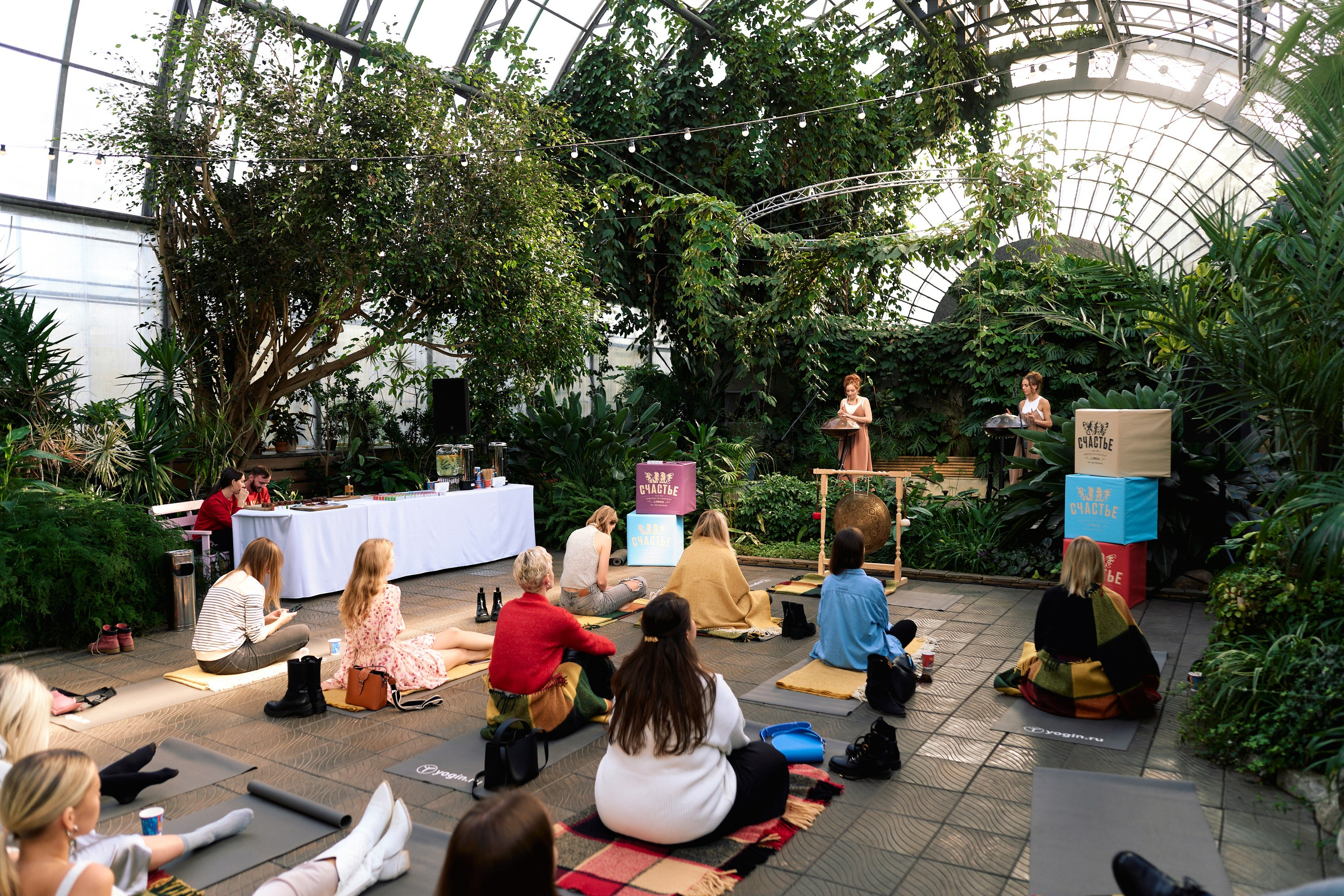 СЧАСТЬЕ В ОРАНЖЕРЕЕ. Photographer — ERASTOV