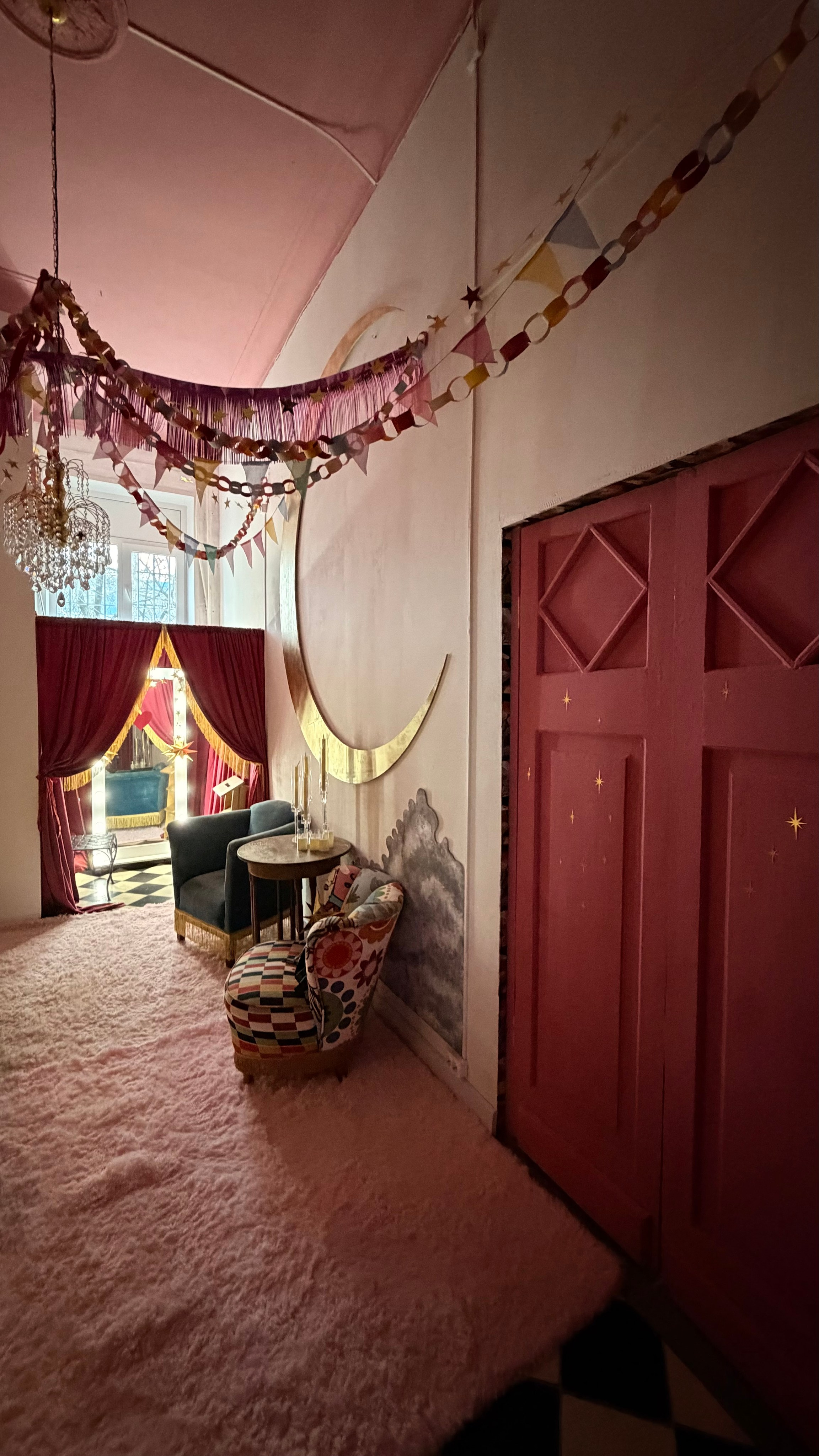 Лофт для праздников. Фотостудия Автопортрета «Своими Глазами»