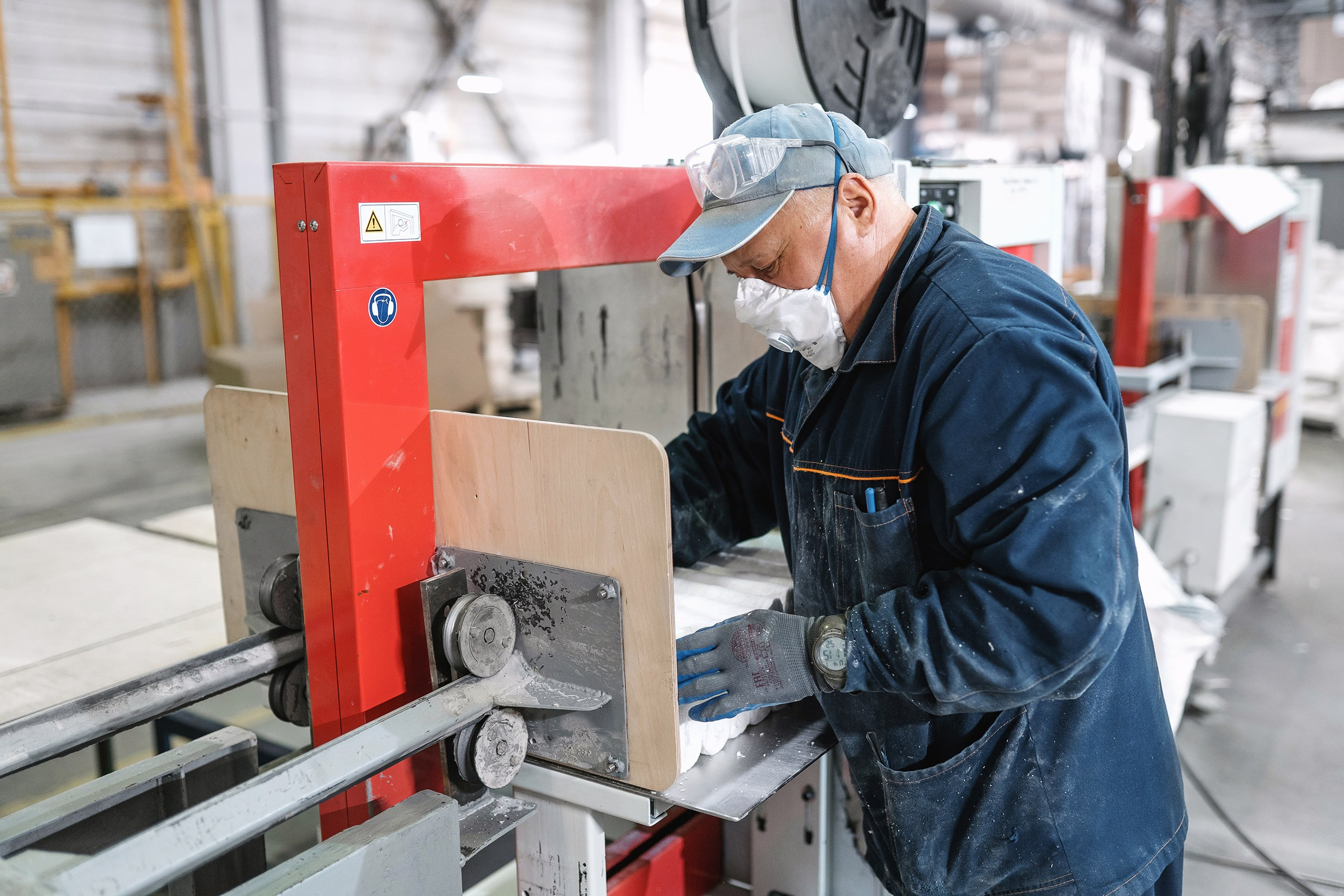 фото рабочих процессов на заводе, мужчина за станком