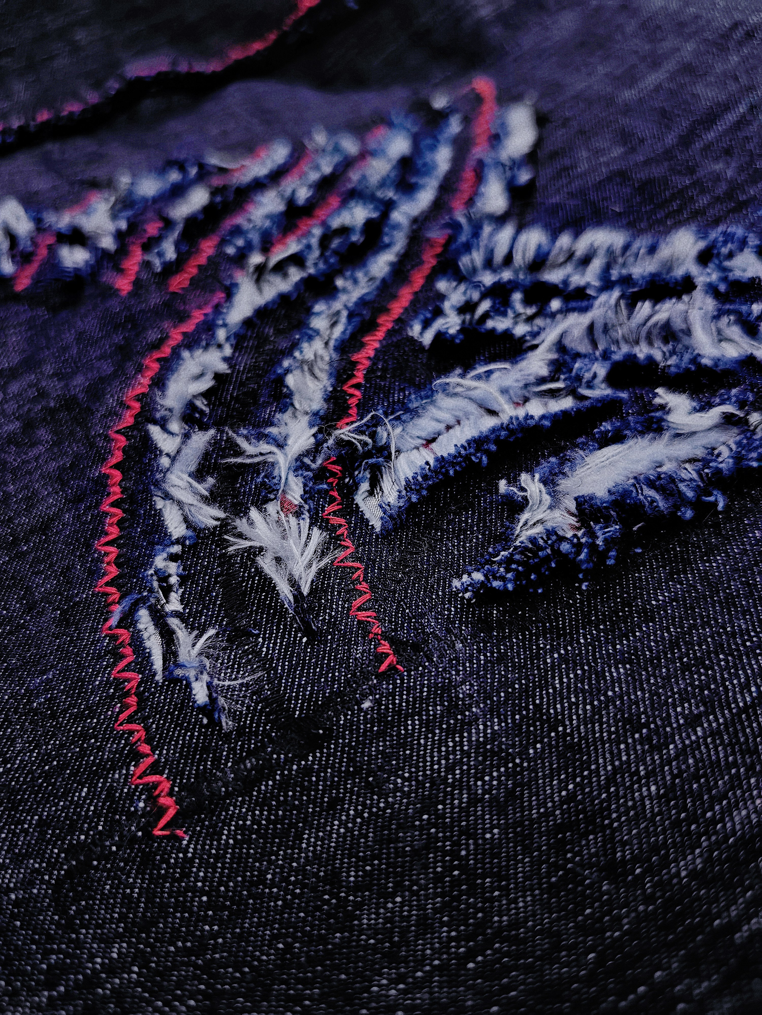 Дизайнерские жилетки из джинсы с декором в технике синель, росписью ткани, вышивка. Шьют дети. Владивосток. Школа для девочек во Владивостоке — Само Совершенство