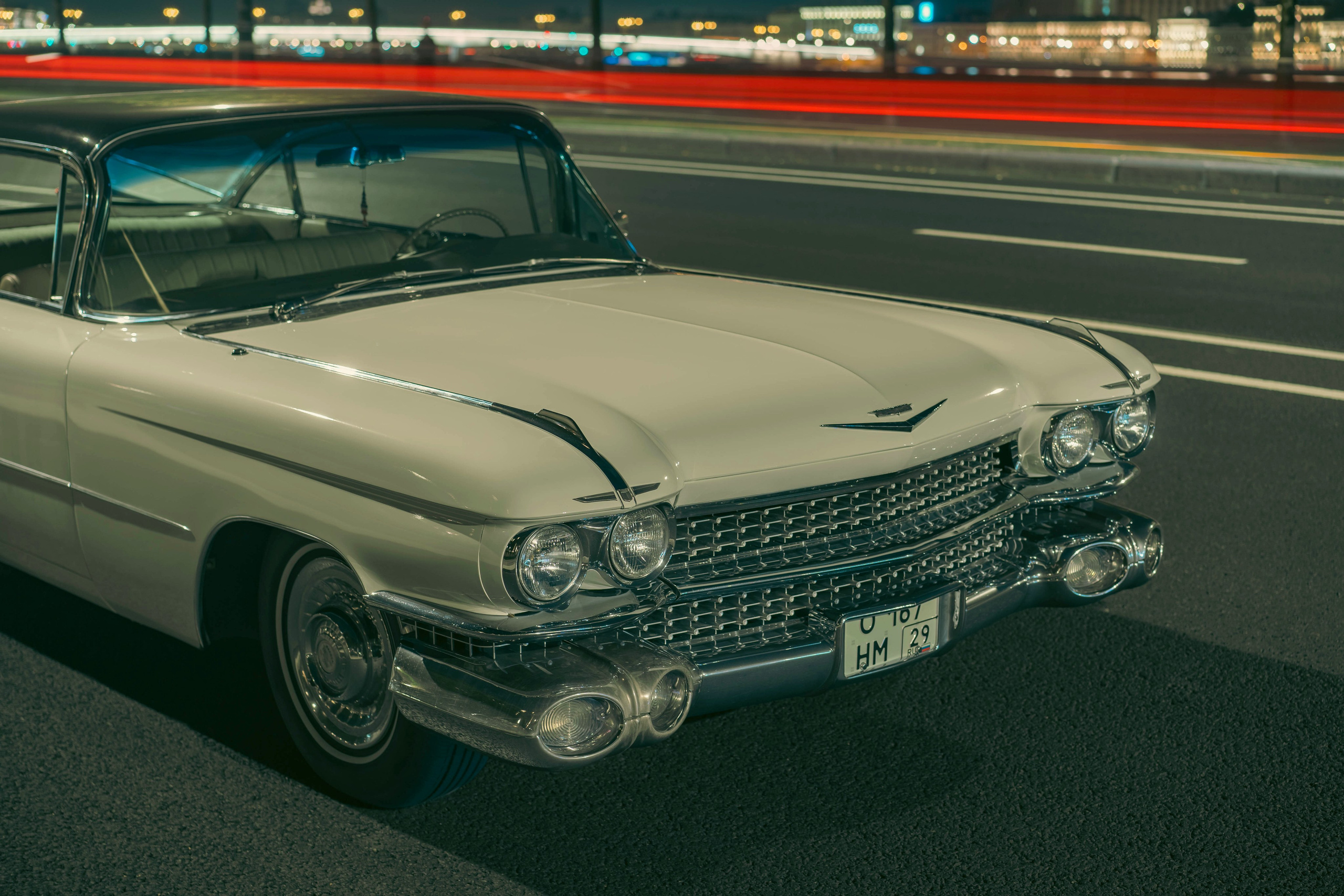 Набережные Мойки и Фонтанки: Идеальны для отражений в воде. Хвостовые плавники Кадиллака, удвоенные в темной воде, и отражения старинных мостов создадут сюрреалистичный кадр.