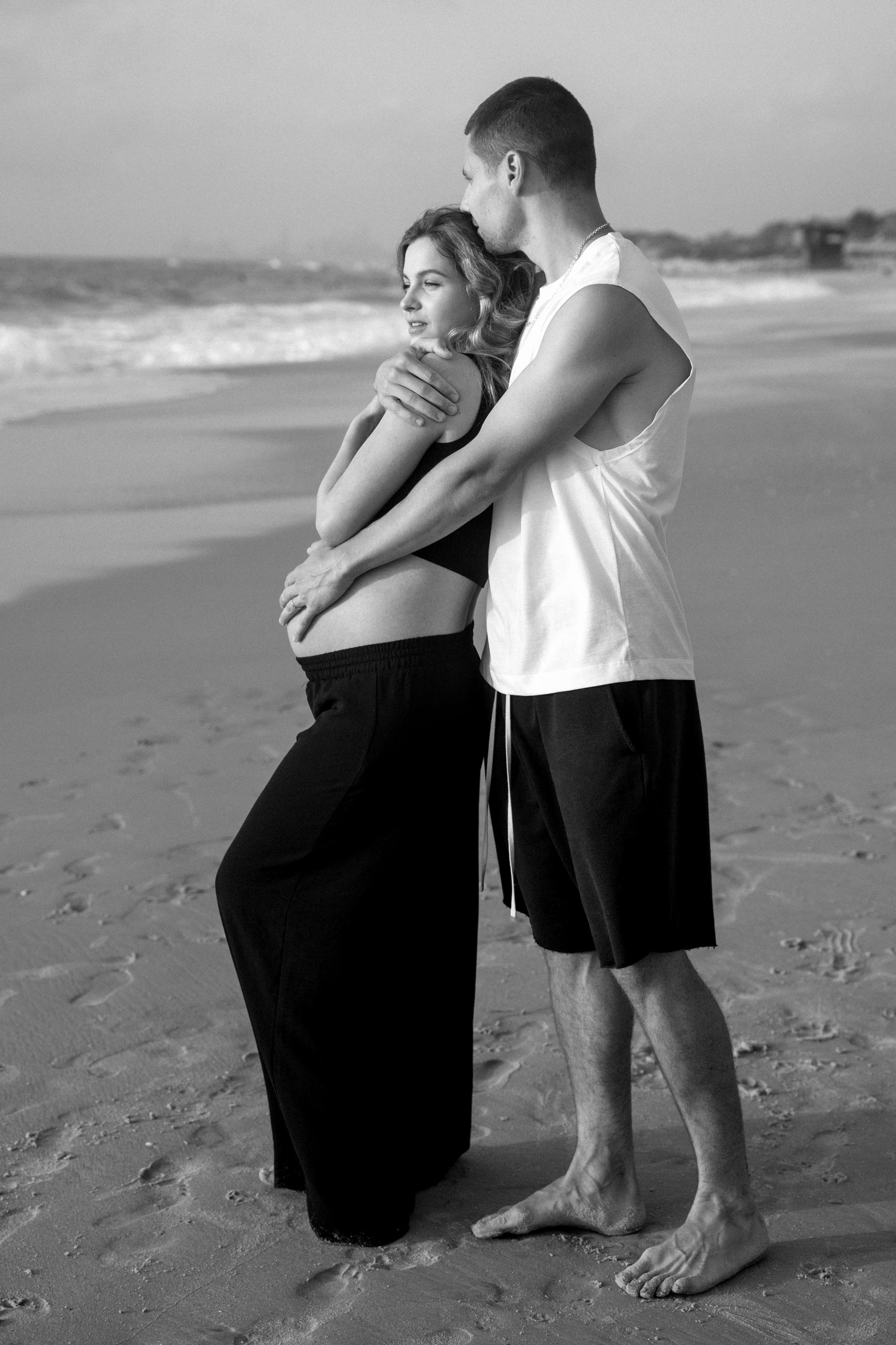 Pregnancy photoshoot near the sea (cloudy weather). Главная