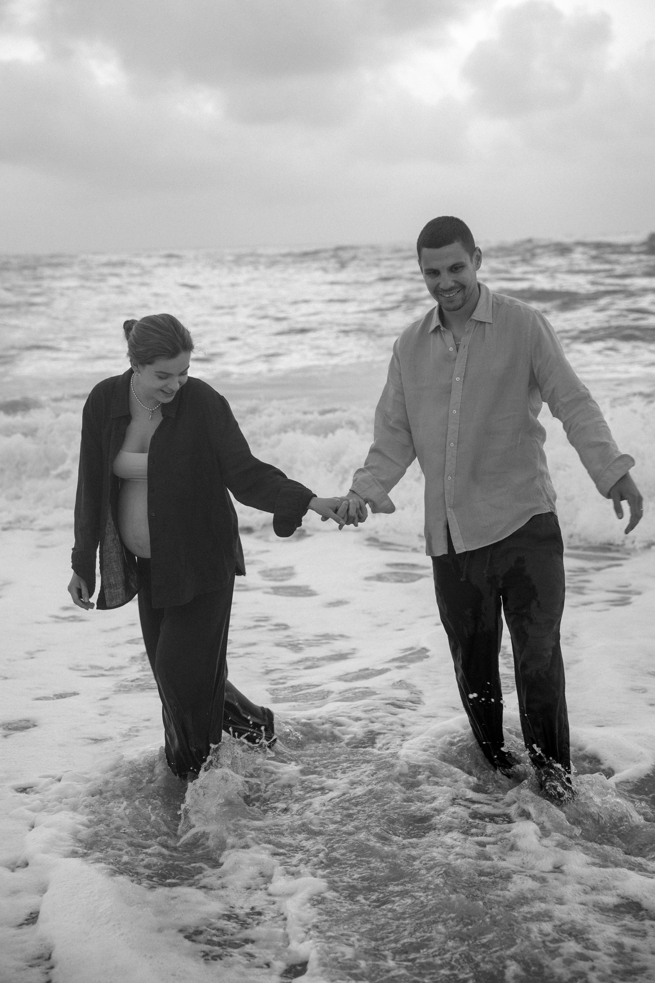 Pregnancy photoshoot near the sea (cloudy weather). Главная