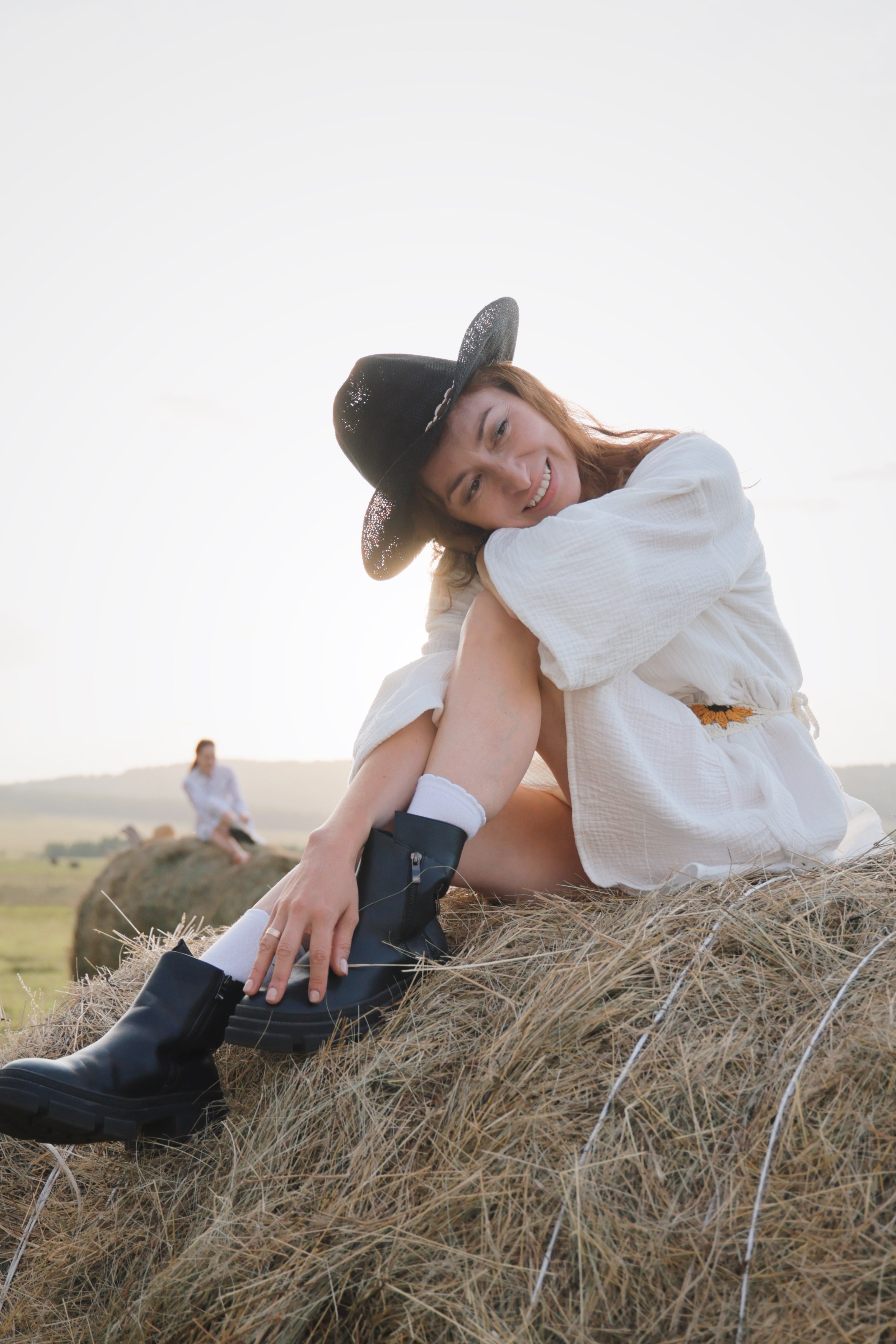 Три девицы на сене). Фотограф Марсель Батыршин