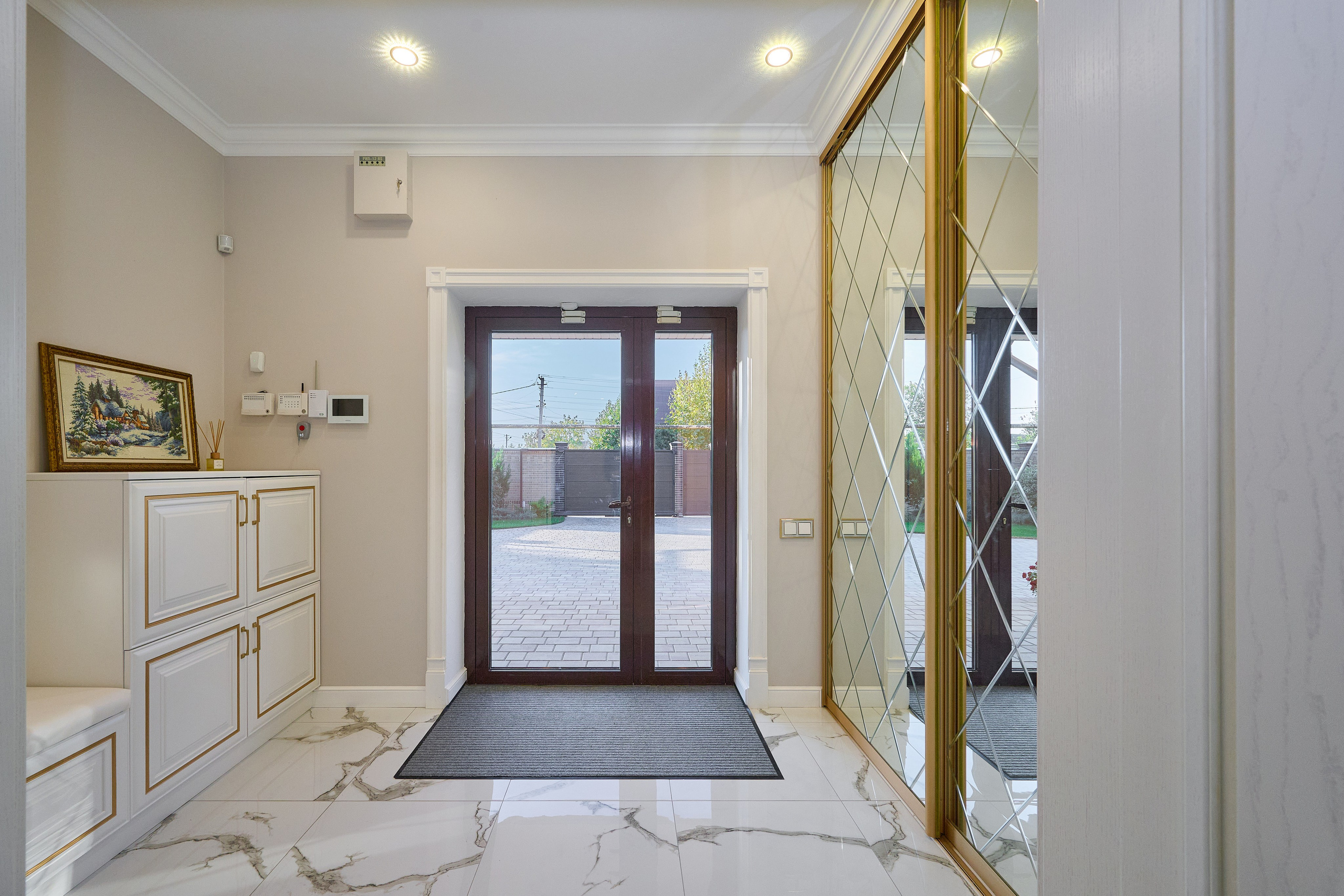 входная прозрачная дверь 