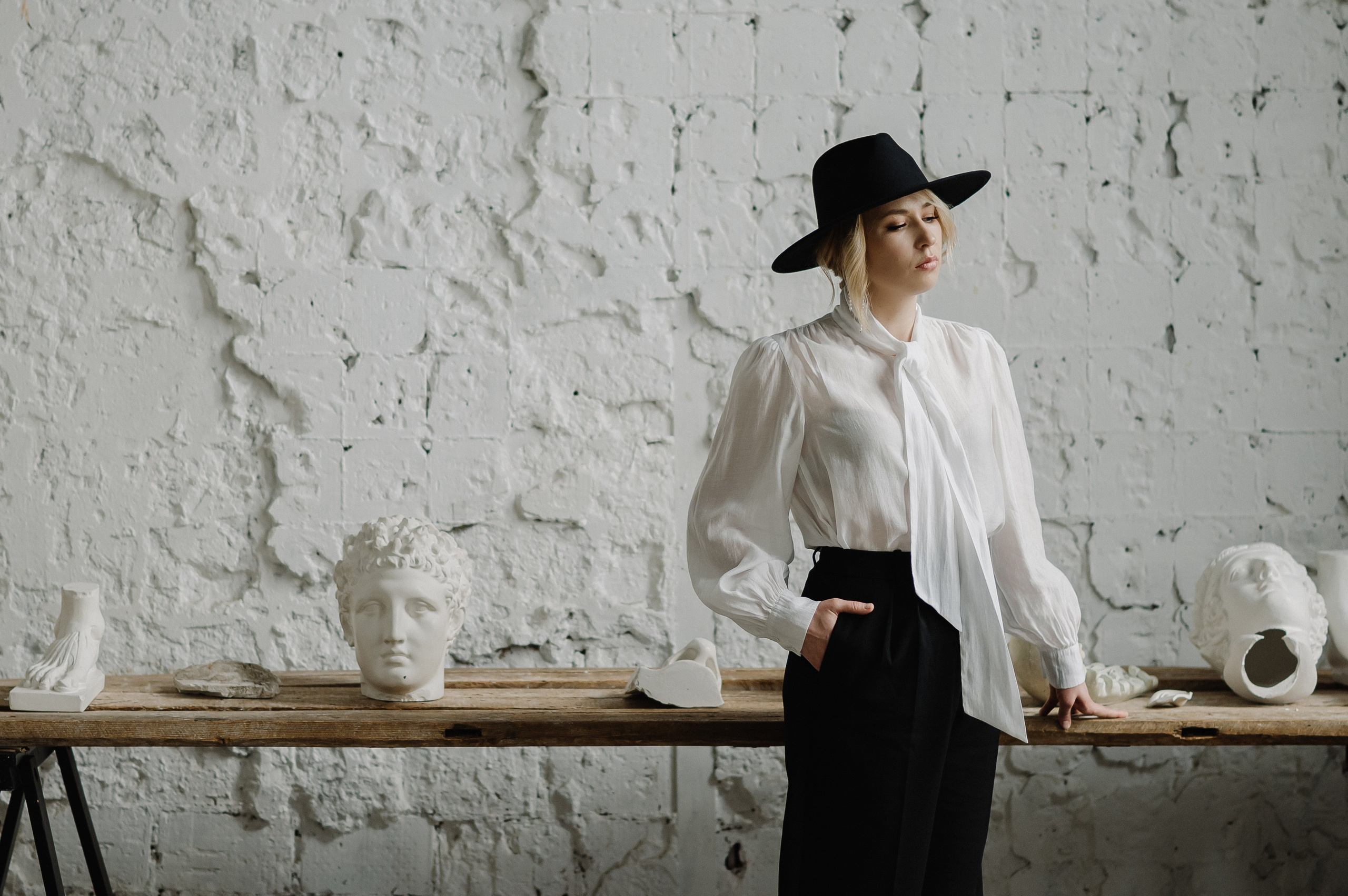 Поясной женский портрет