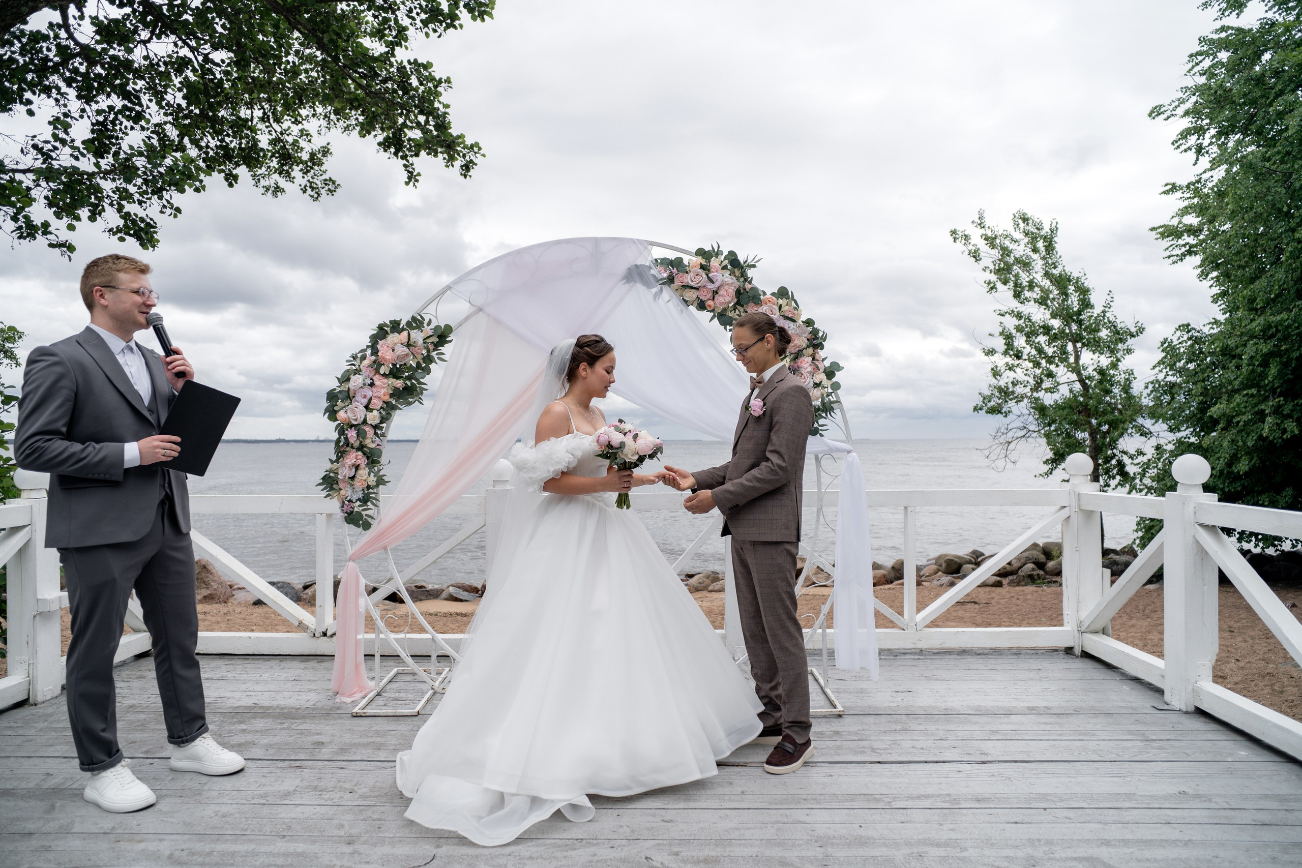 Красивые места для свадебной фотосессии летом в Санкт-Петербурге. Свадебный фотограф Александр Невский в Санкт-Петербурге