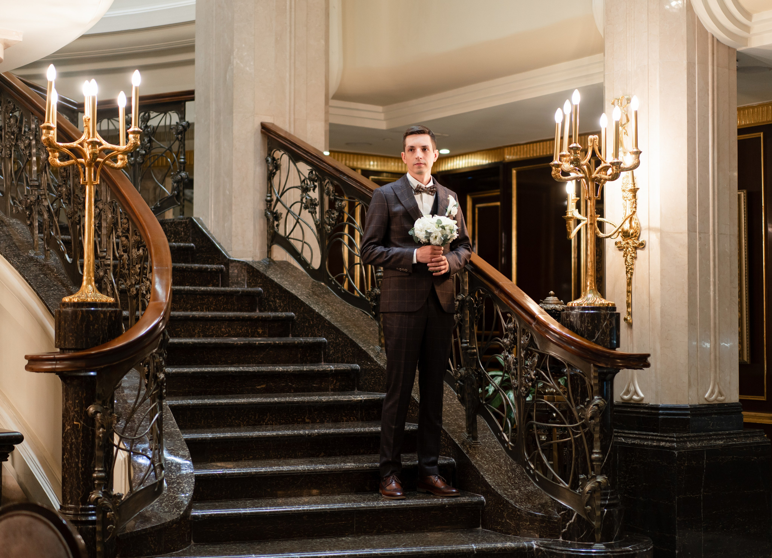 Свадебная фотосессия в отеле The St. Regis Moscow Nikolskaya. Свадебный фотограф Вера Климова