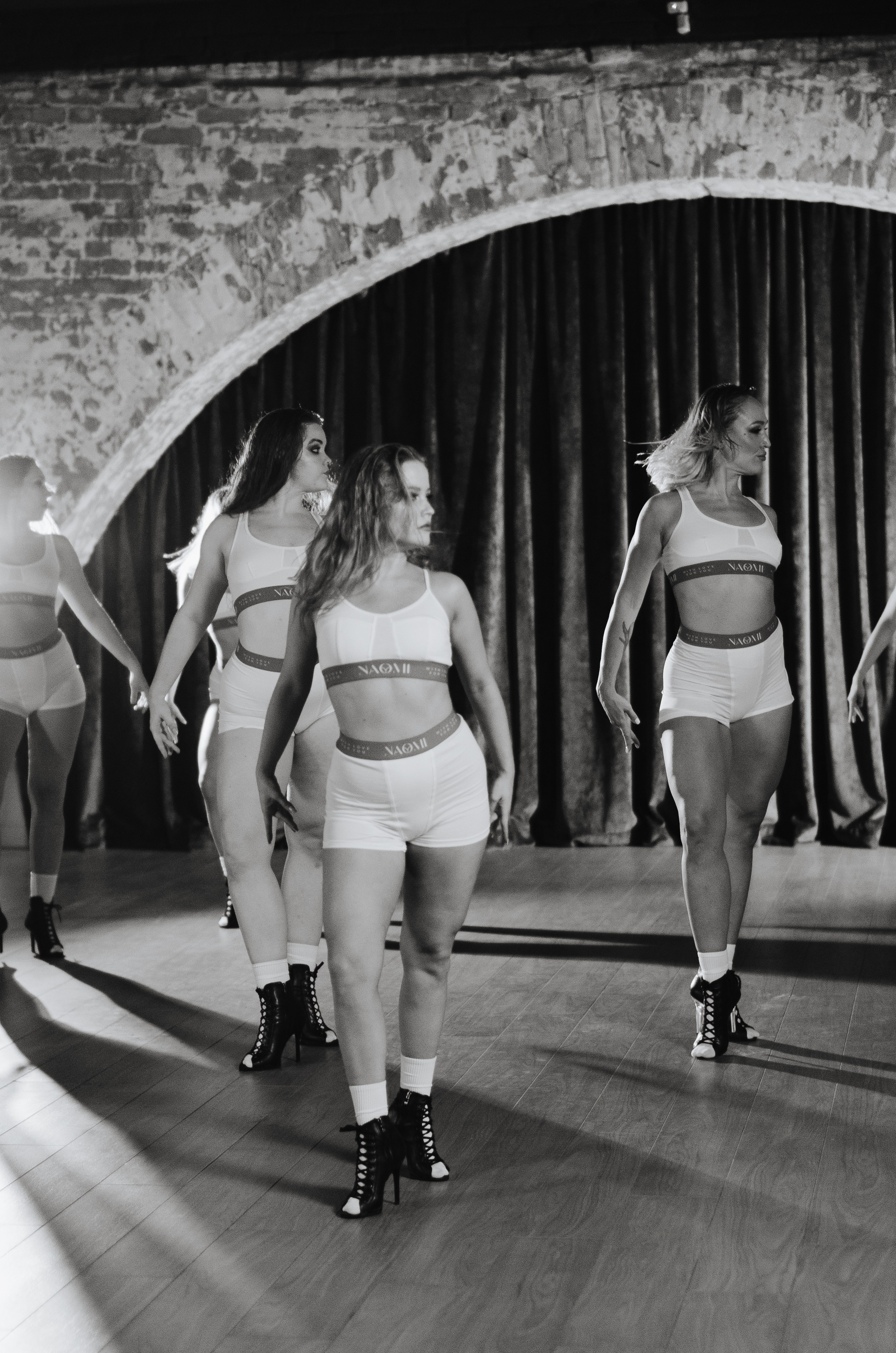 Фото-подглядки с видеосъемки танцевальной команды «Secret». Денисова Аля — фотограф для парных съемок и индивидуальных историй в Барнауле