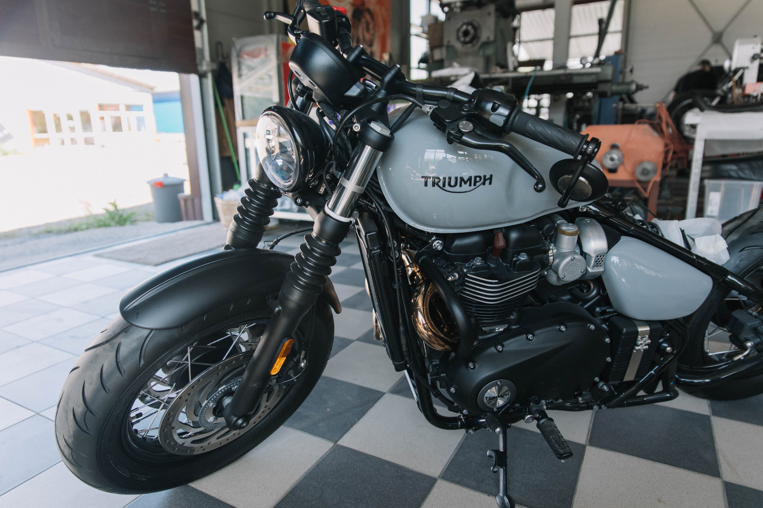 Triumph Bonnevilie Bobber. ......