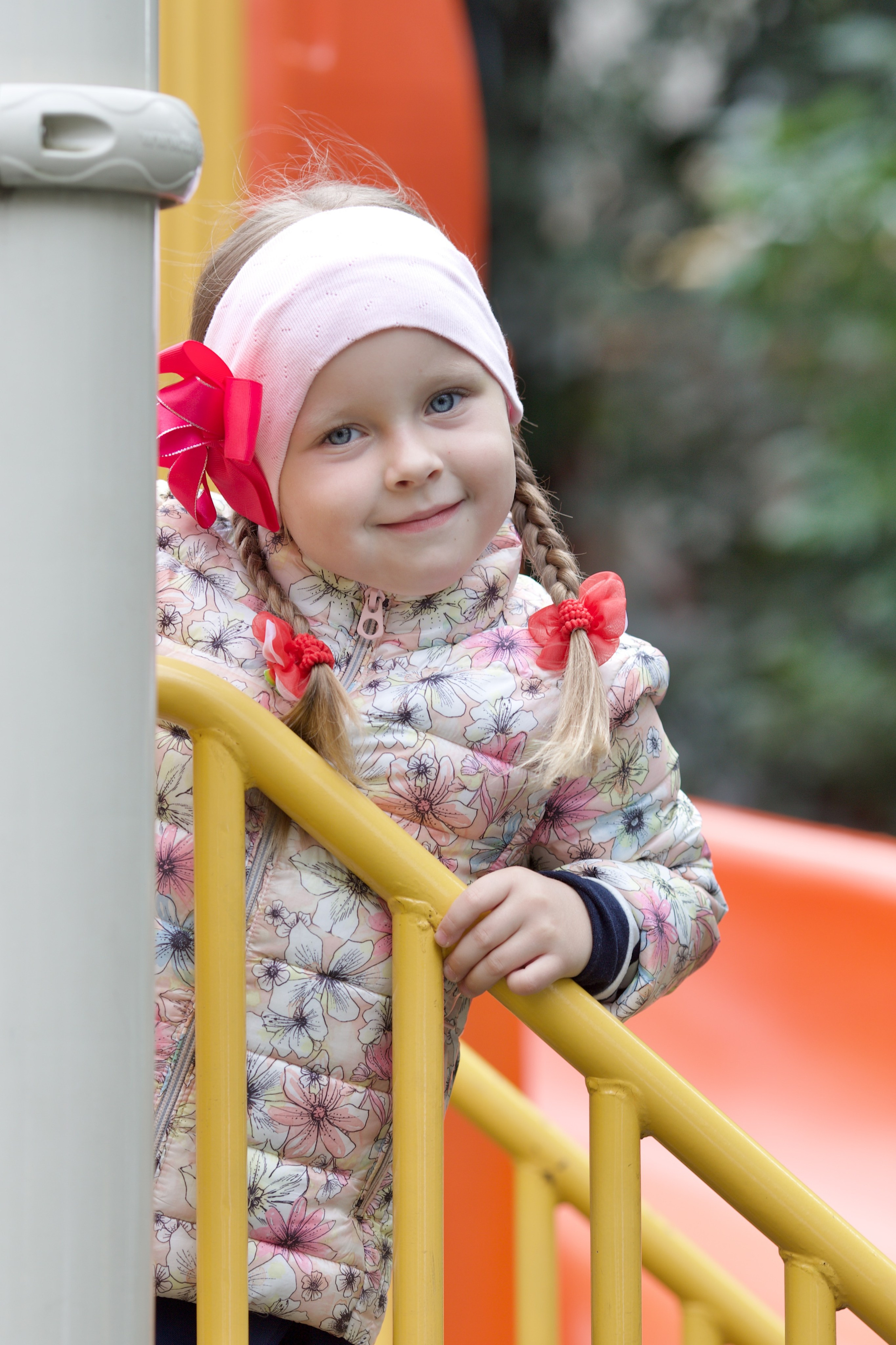 Фотосессия близняшек на детской площадке. Школьные выпускные альбомы в Москве Марина Николаева