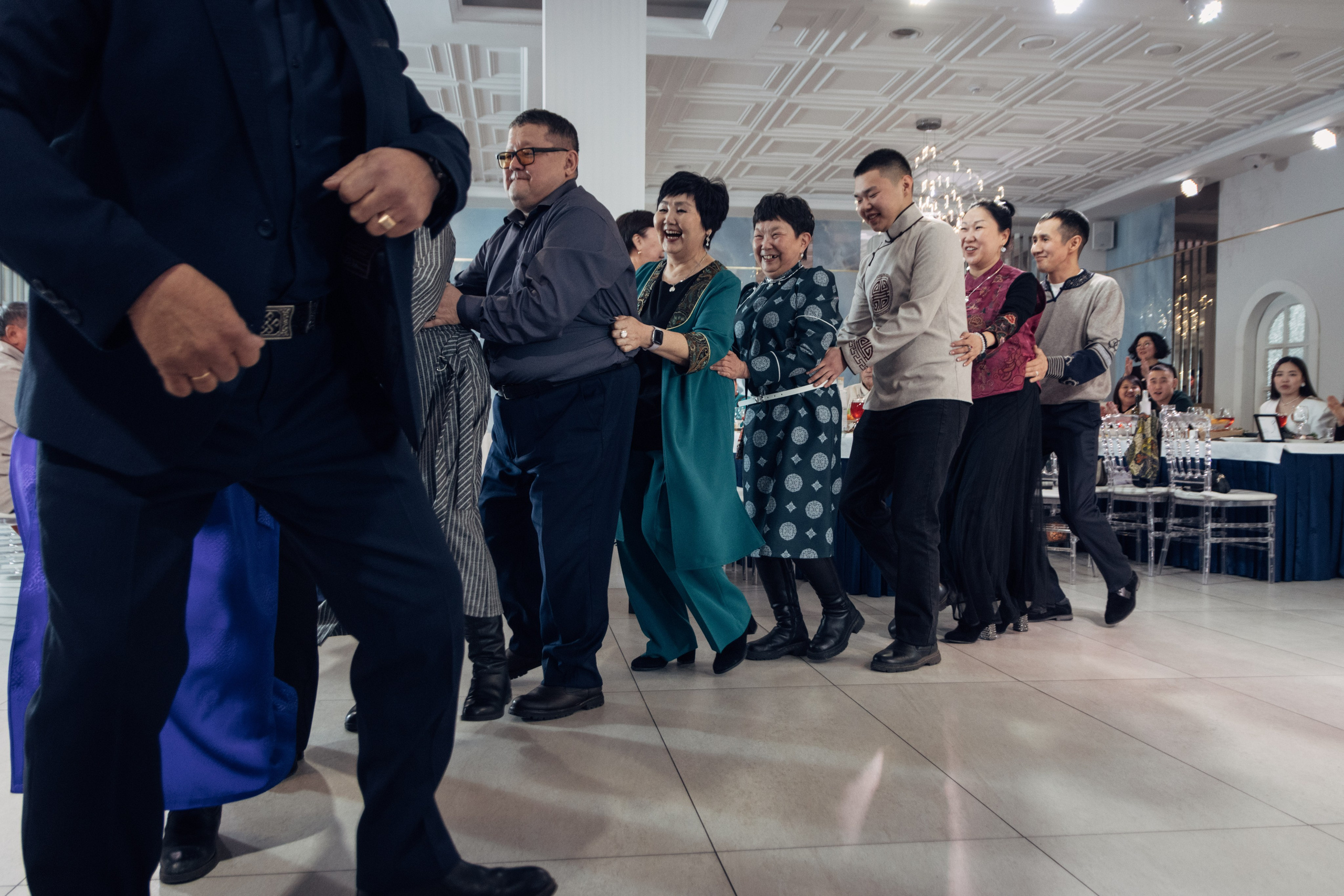 Гости танцуют на празднике 