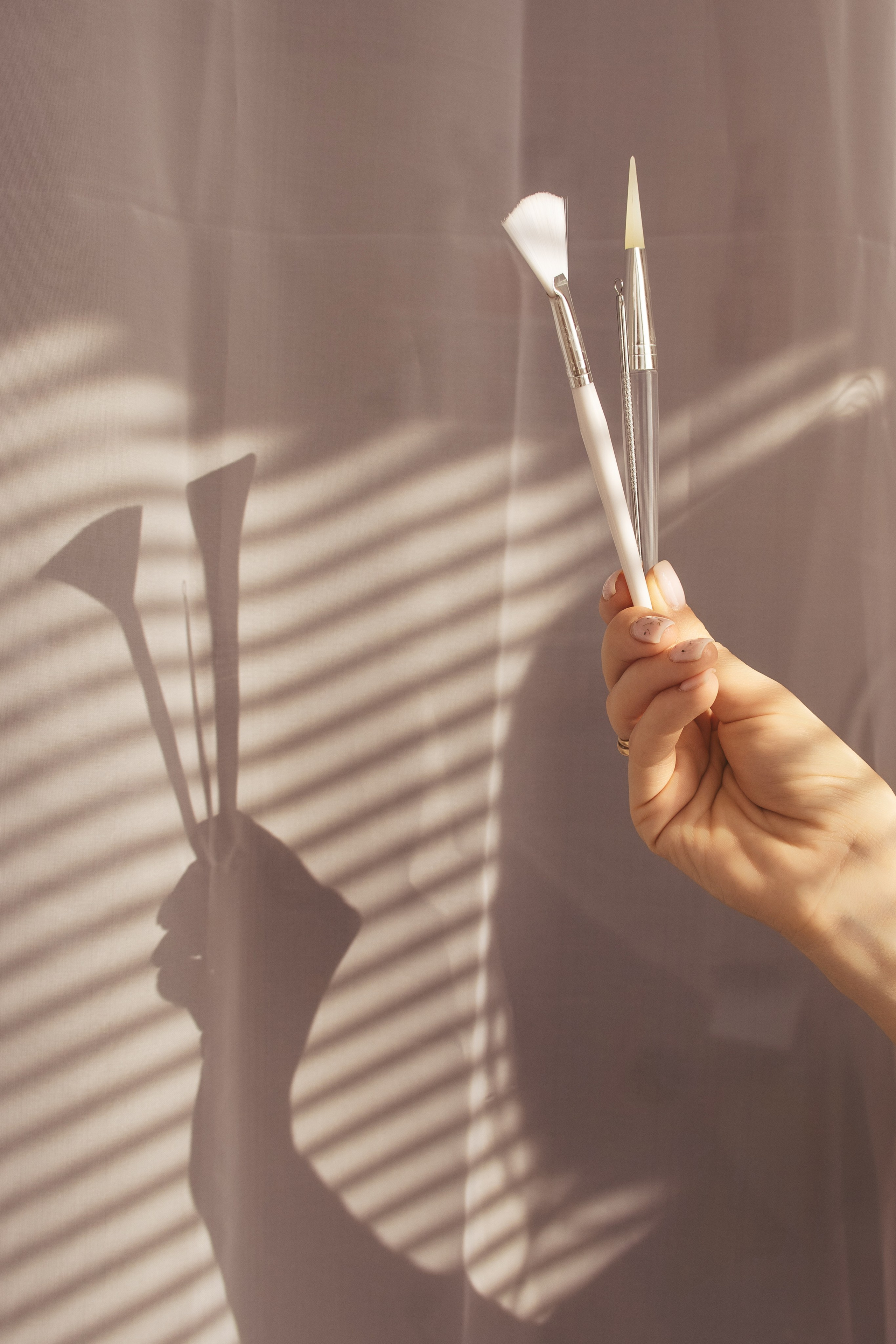 Косметолог и его кисточки для ухода