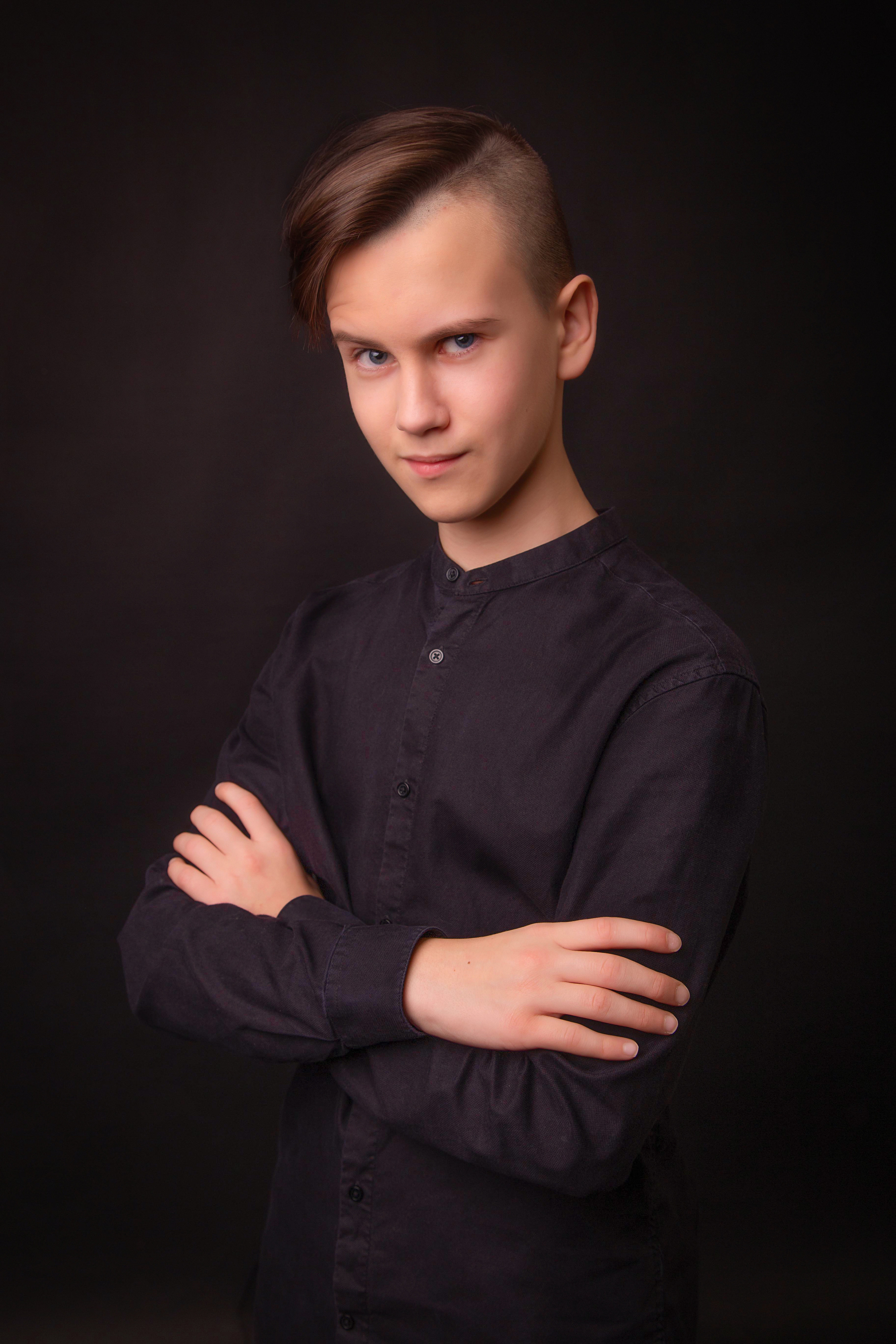 Black. На каждом снимке всегда два человека: фотограф и зритель