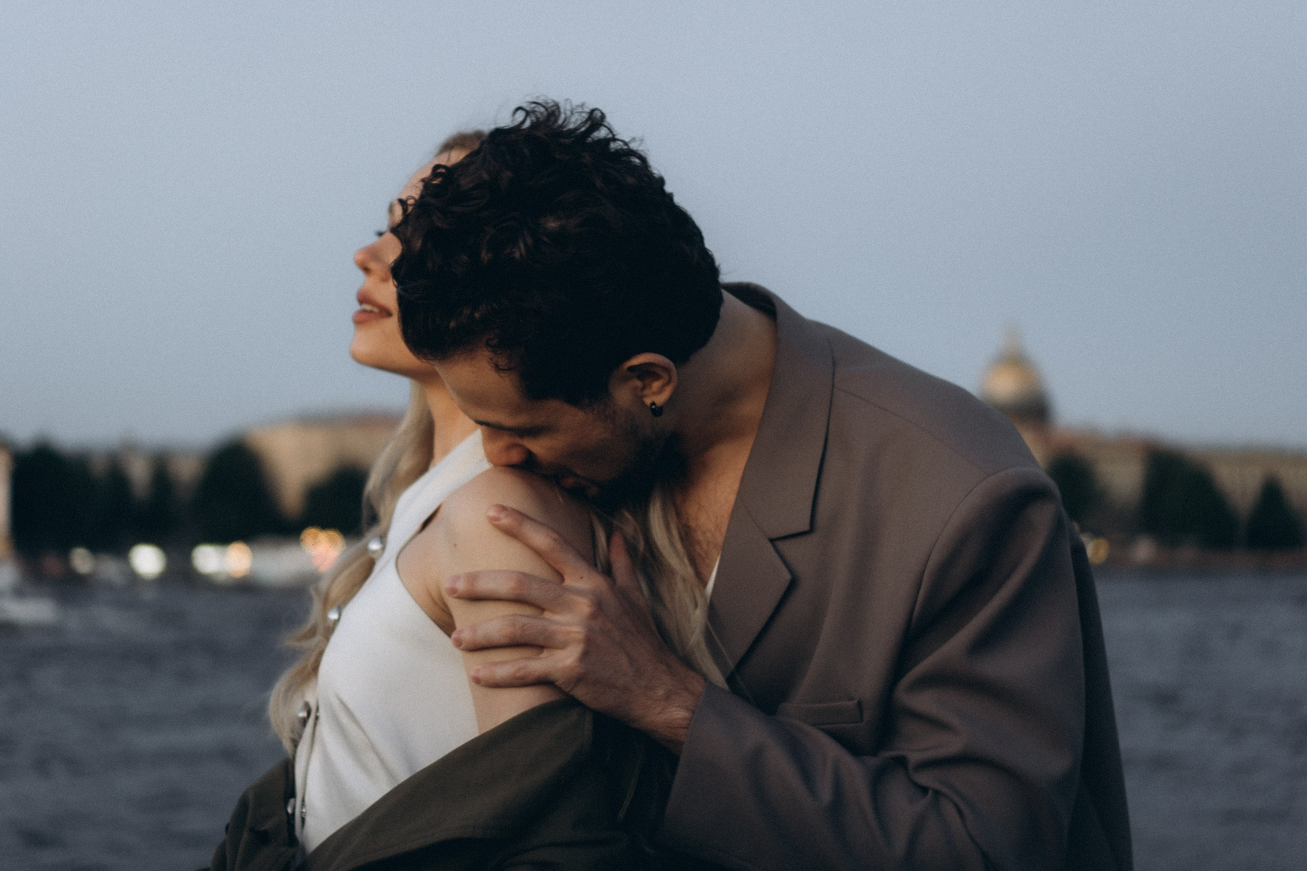 СВАДЕБНАЯ СЬЕМКА ПАРЫ НА РАССВЕТЕ В БЕЛЫЕ НОЧИ И ПРОГУЛКА С РАЗВОДНЫМИ МОСТАМИ И ПИКНИК ВОЗЛЕ ИСАКИЕВСКОГО СОБОРА. Профессиональный фотограф, Санкт-Петербург — Виктория Богомолова