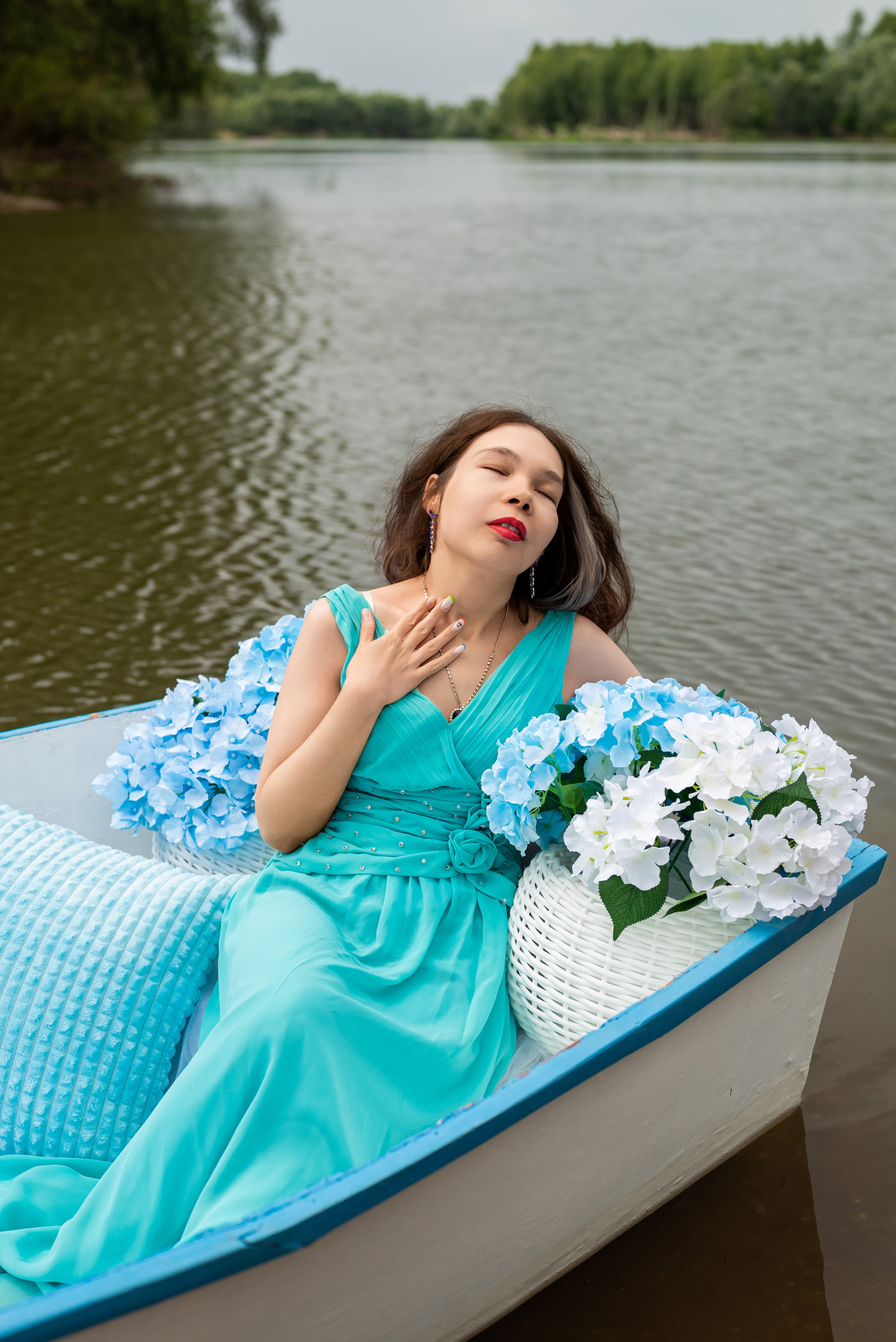 Фотопроект на лодке с голубыми гортензиями. Фотограф в городе Салават