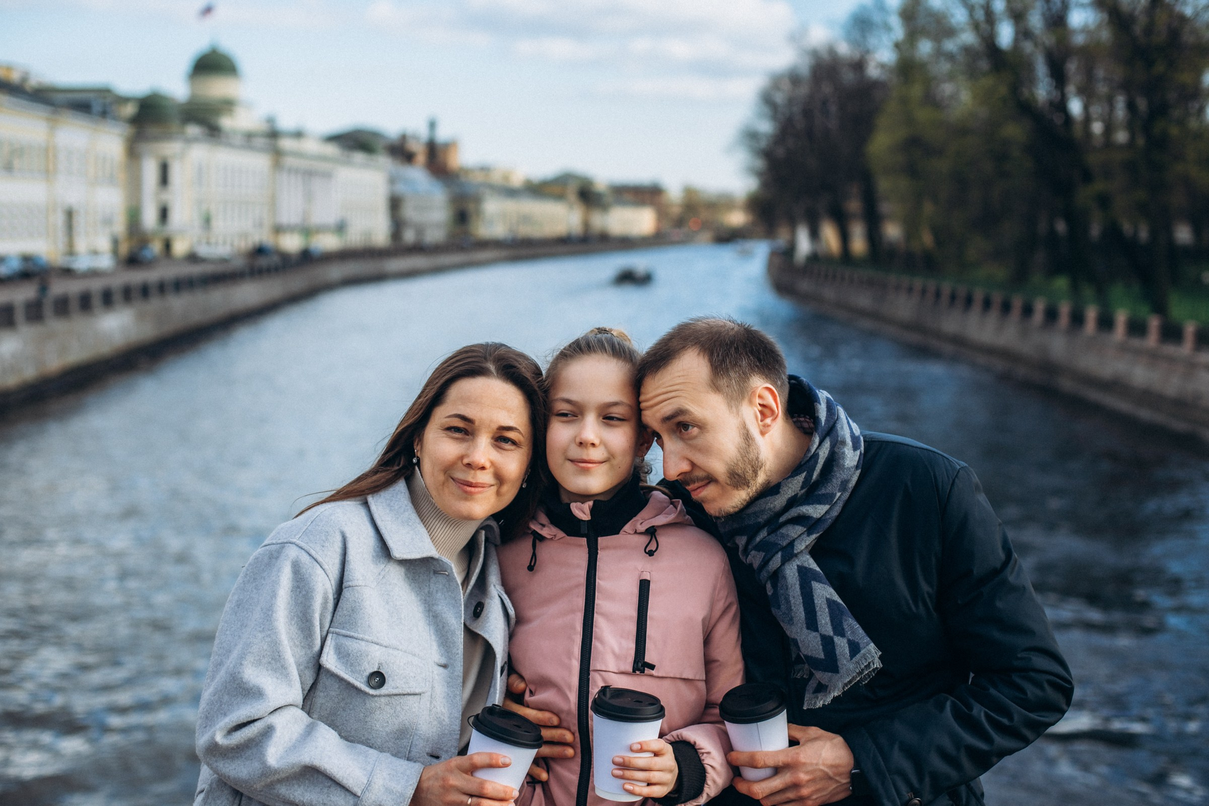 Аделина с семьей в мае. Фотопрогулка в Петербурге. Индивидуальный и семейный фотограф в Санкт-Петербурге