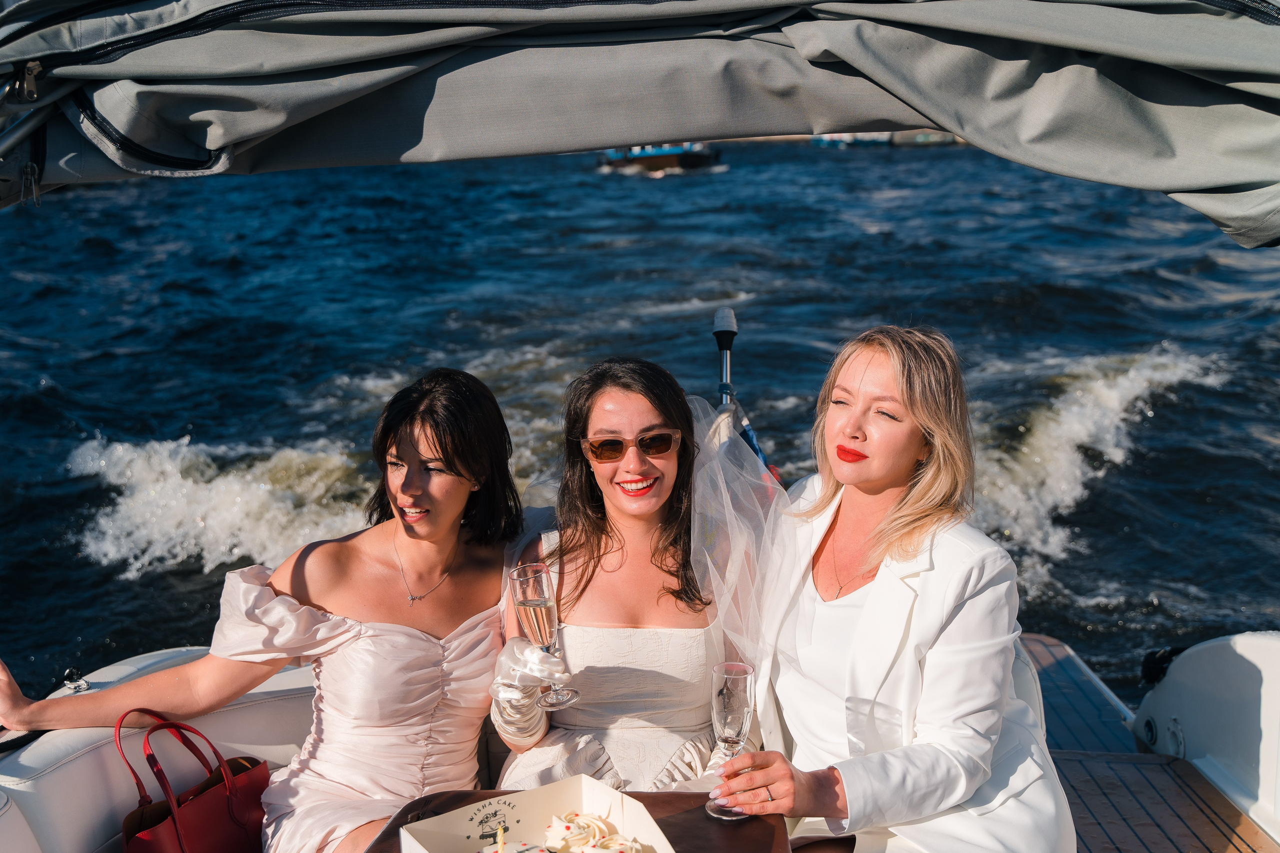 Фотосъемка девичника, встреча девушек, веселые женские портреты