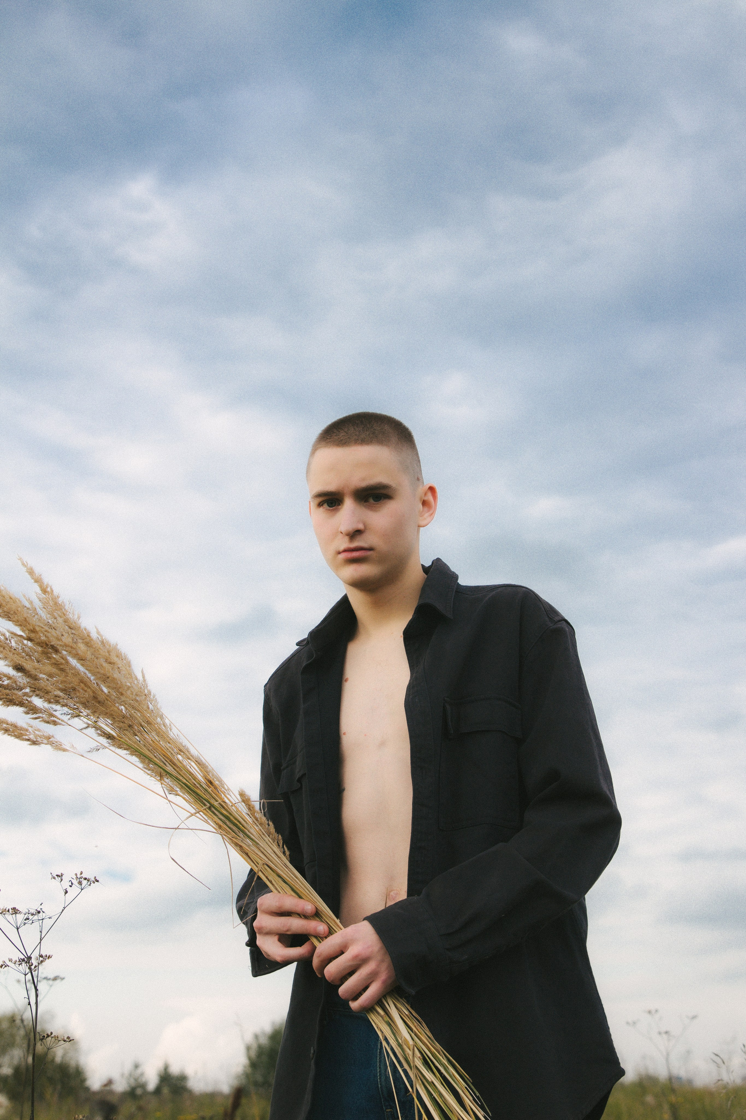 Никита в поле. Фотограф Настя Булочка Екатеринубрг