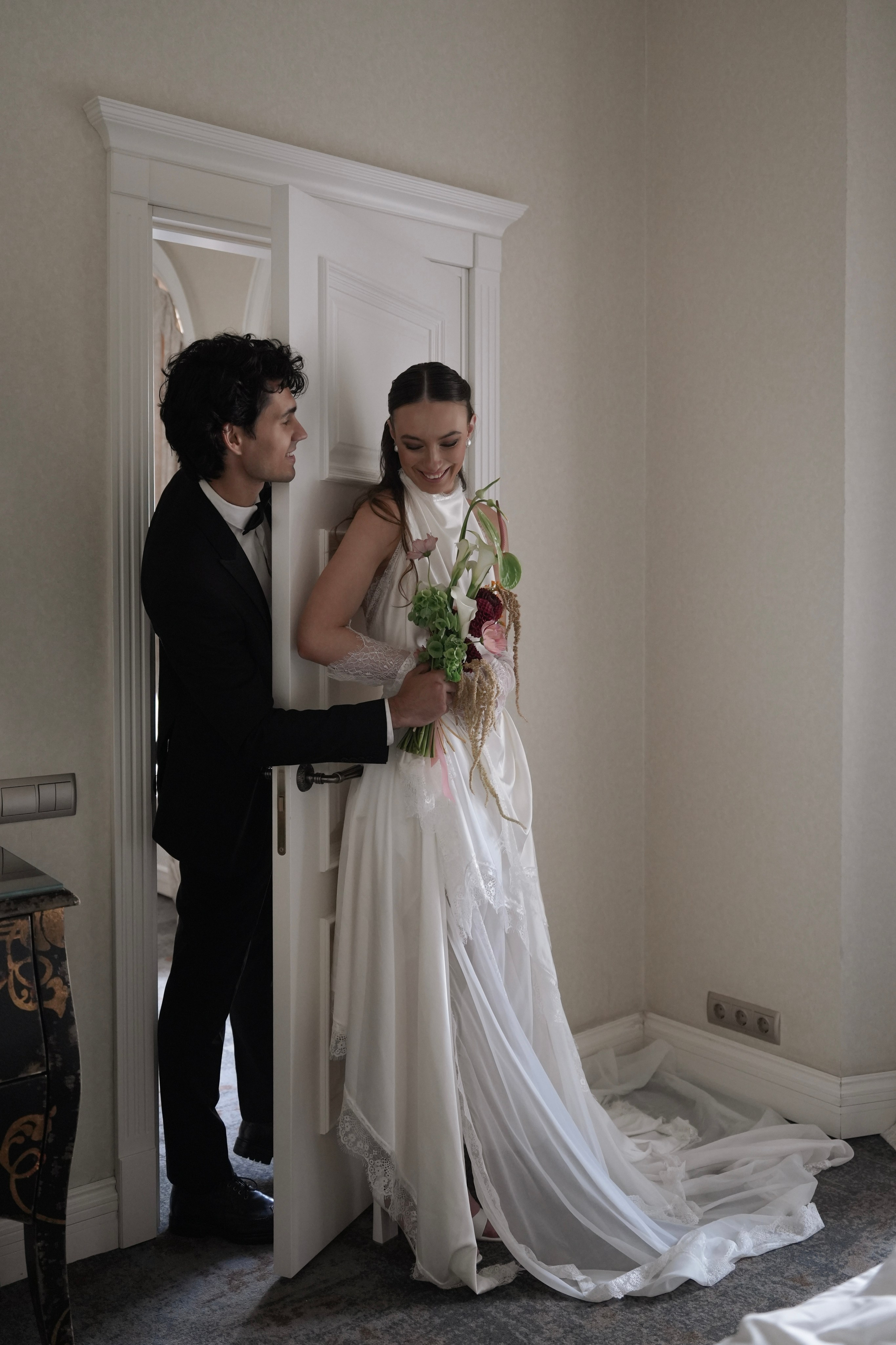 Свадебная фотосессия утра невесты и жениха в отеле Амбассадори