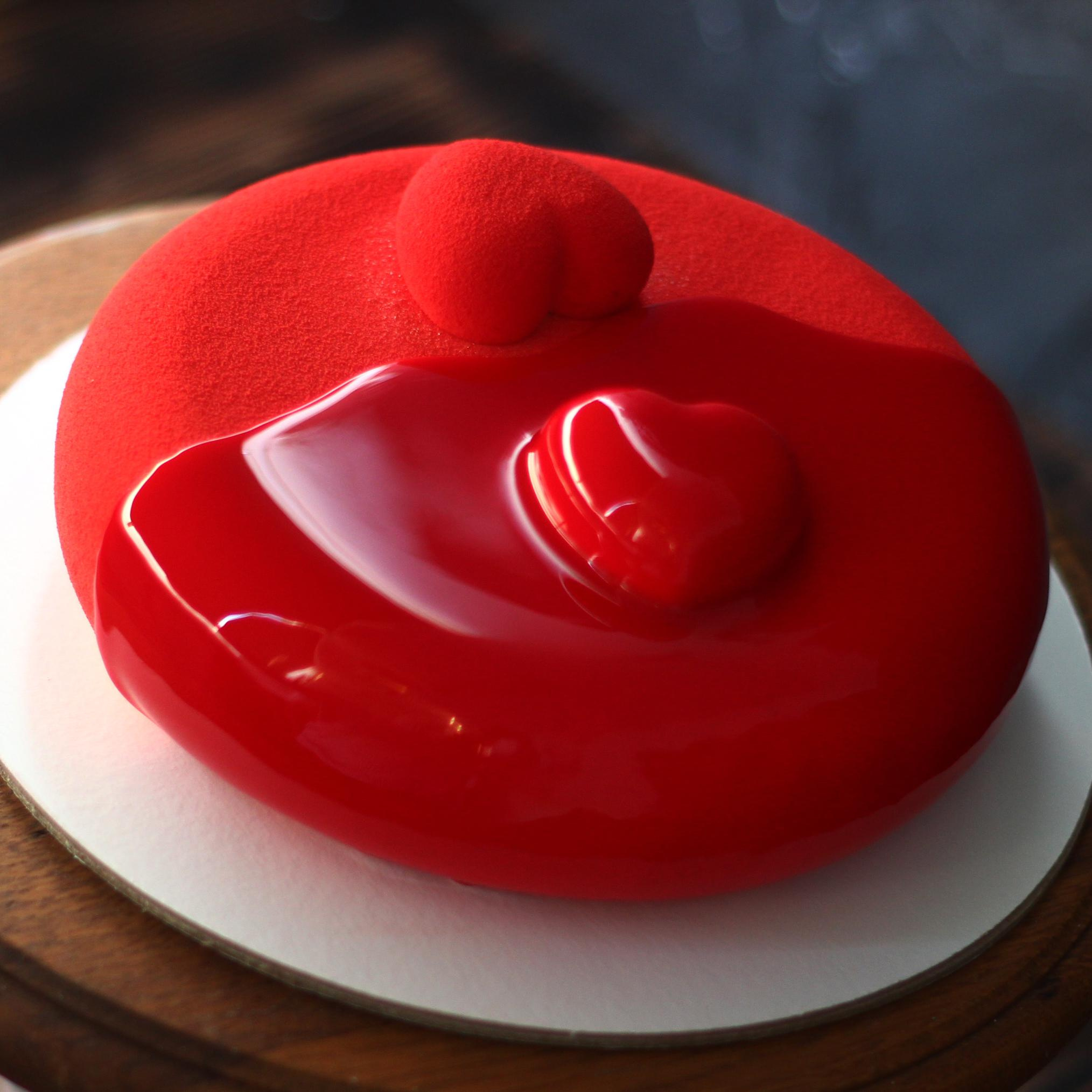 Варианты муссовых тортов про любовь. Кондитер Наталья Ташматова