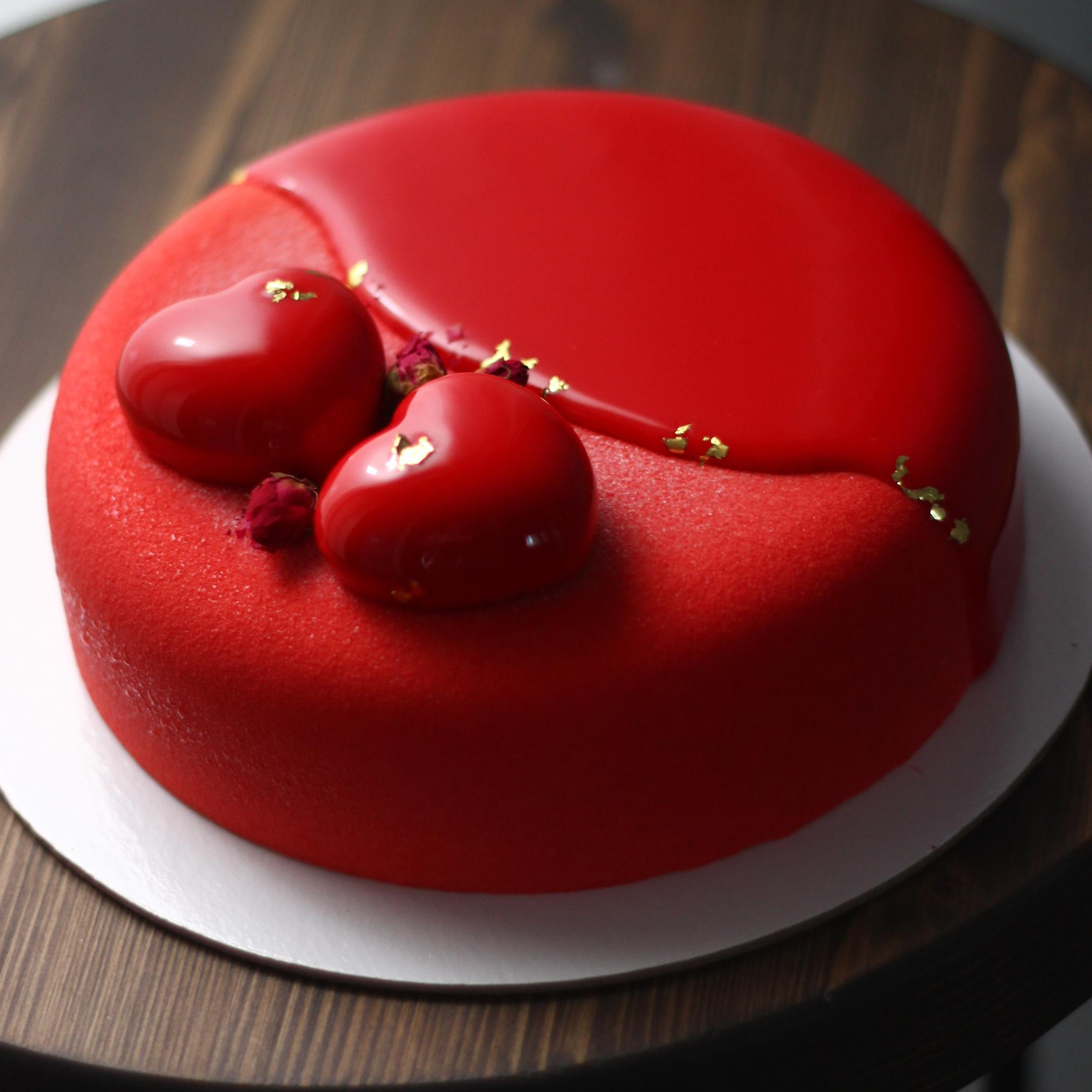 Варианты муссовых тортов про любовь. Кондитер Наталья Ташматова