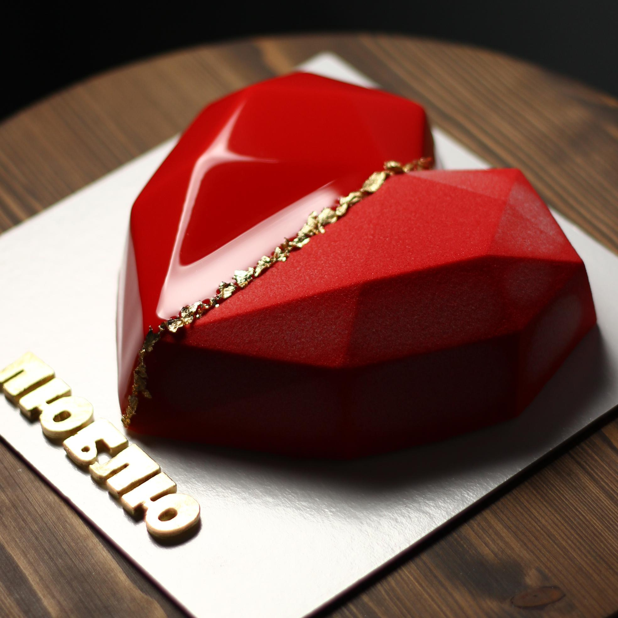 Варианты муссовых тортов про любовь. Кондитер Наталья Ташматова