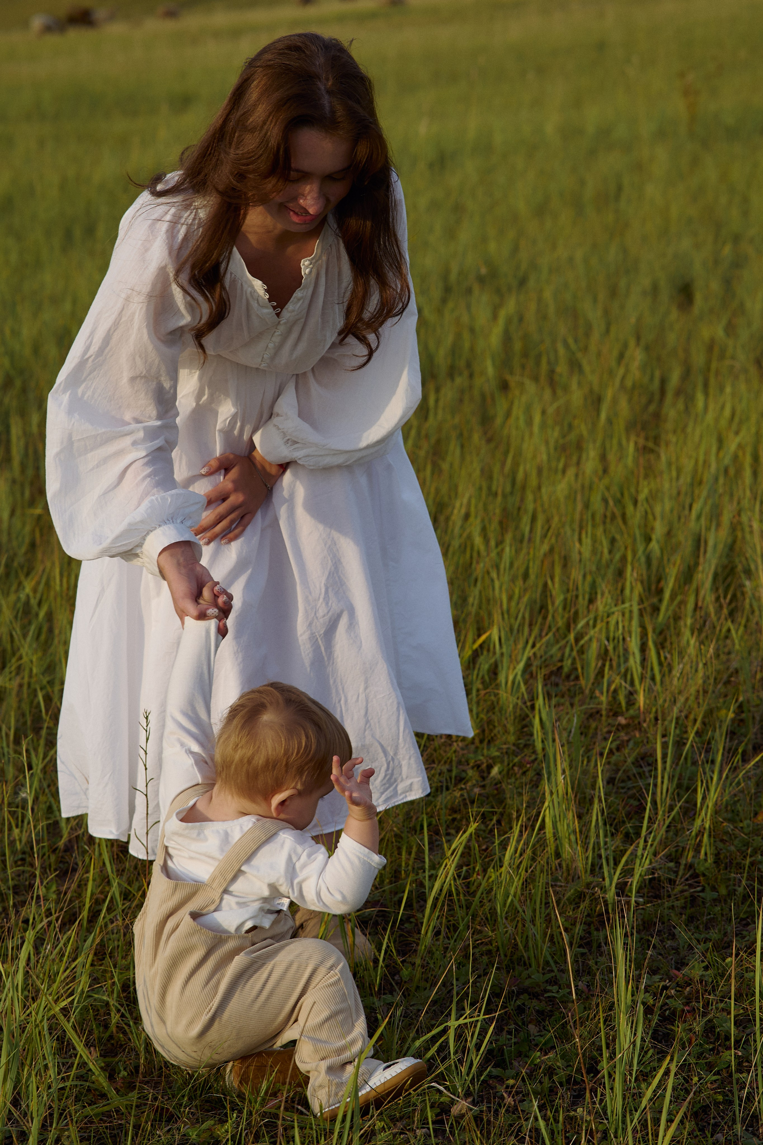 Шамиль, Аня и Марс в поле с барашками. Семейный и свадебный lifestyle-фотограф в Москве Мария Петрова