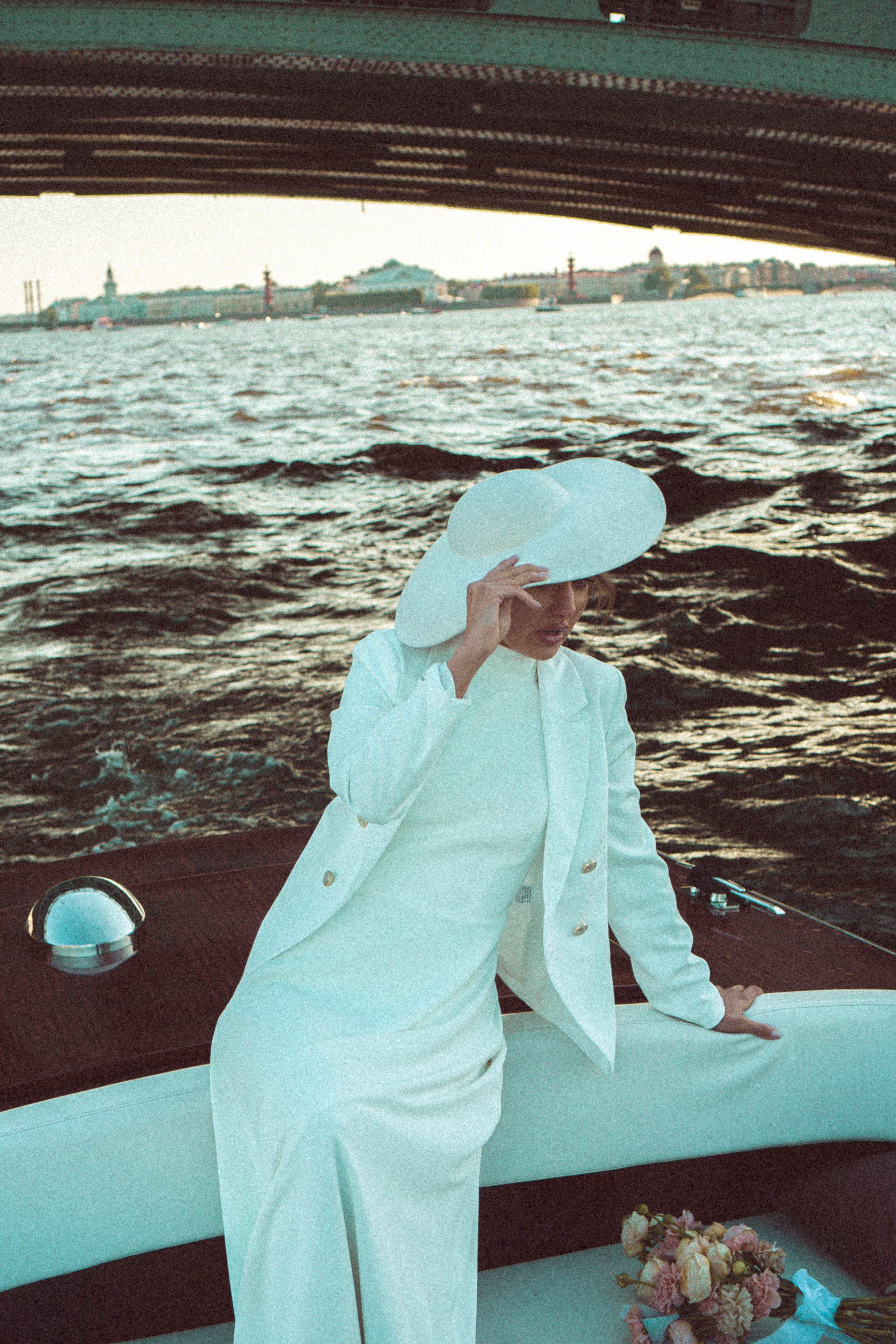 СВАДЕНБНАЯ СЬЕМКА НА КАТЕРЕ ПО КАНАЛАМ САНКТ-ПЕТЕРБУРГА И В АКВАТОРИИ НЕВЫ. Профессиональный фотограф, Санкт-Петербург — Виктория Богомолова