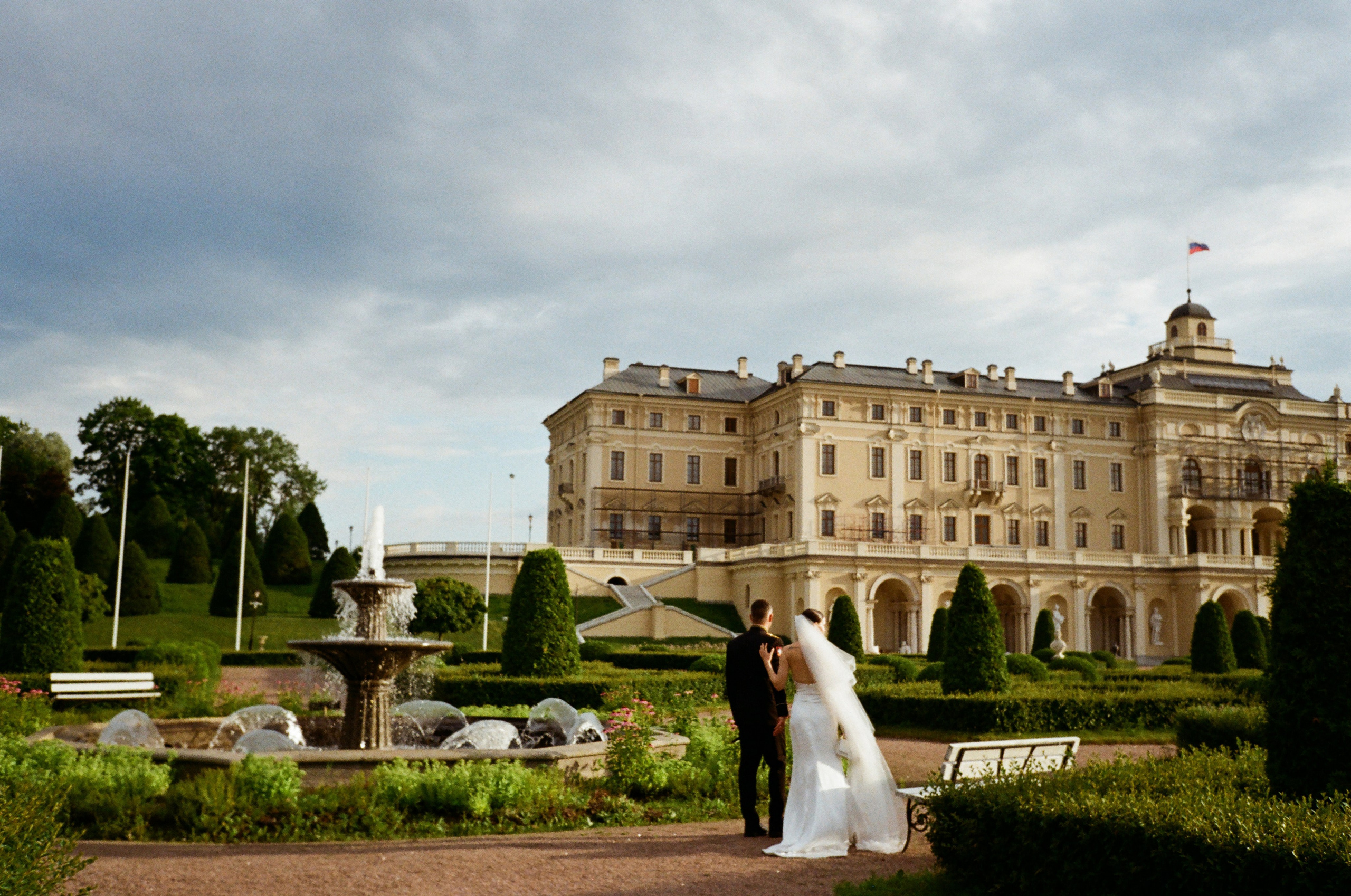 Свадебная фотосессия на пленку. Сестры Карабаза. Фотографы и ретушеры в Москве и Санкт-Петербурге