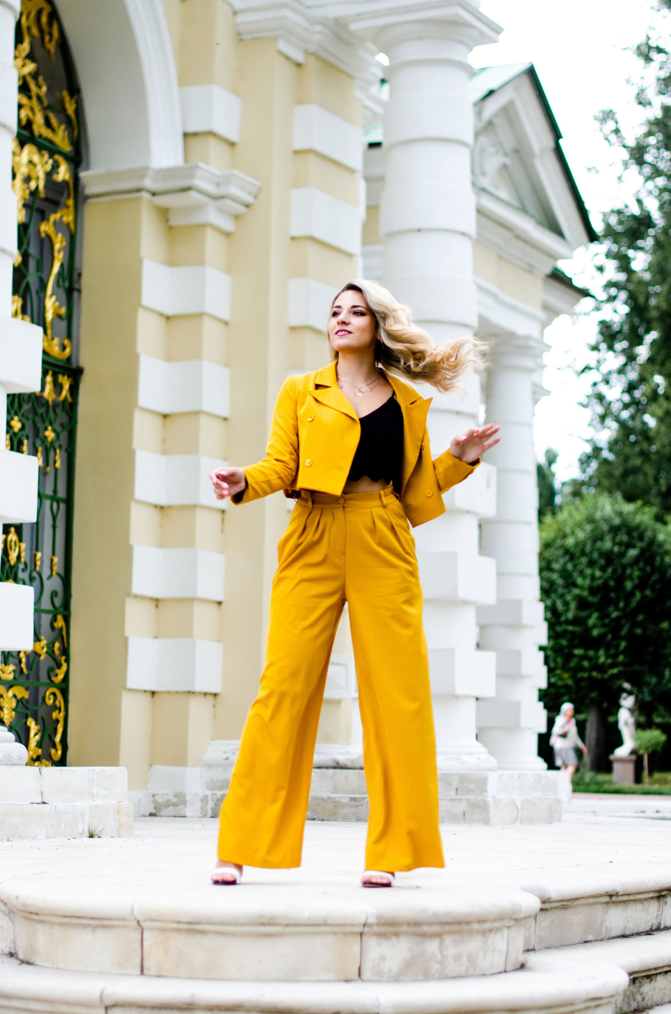 Park, woman in yellow, nature. Family, portrait, content photo in Costa Rica Evgeniya Besprozvannykh