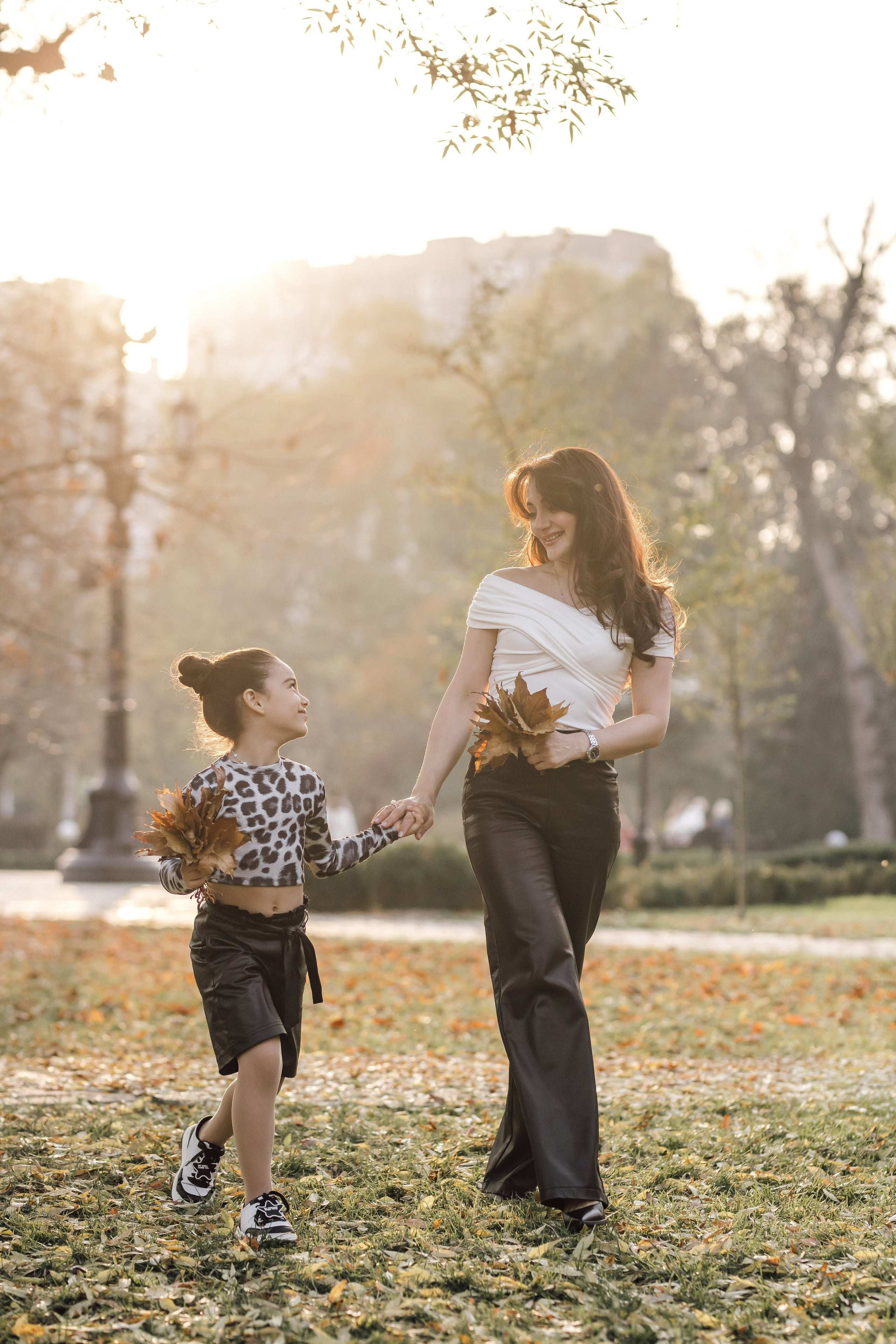 Мама и дочь, осенняя городская прогулка. Фотохудожник Наталия Кирсанова