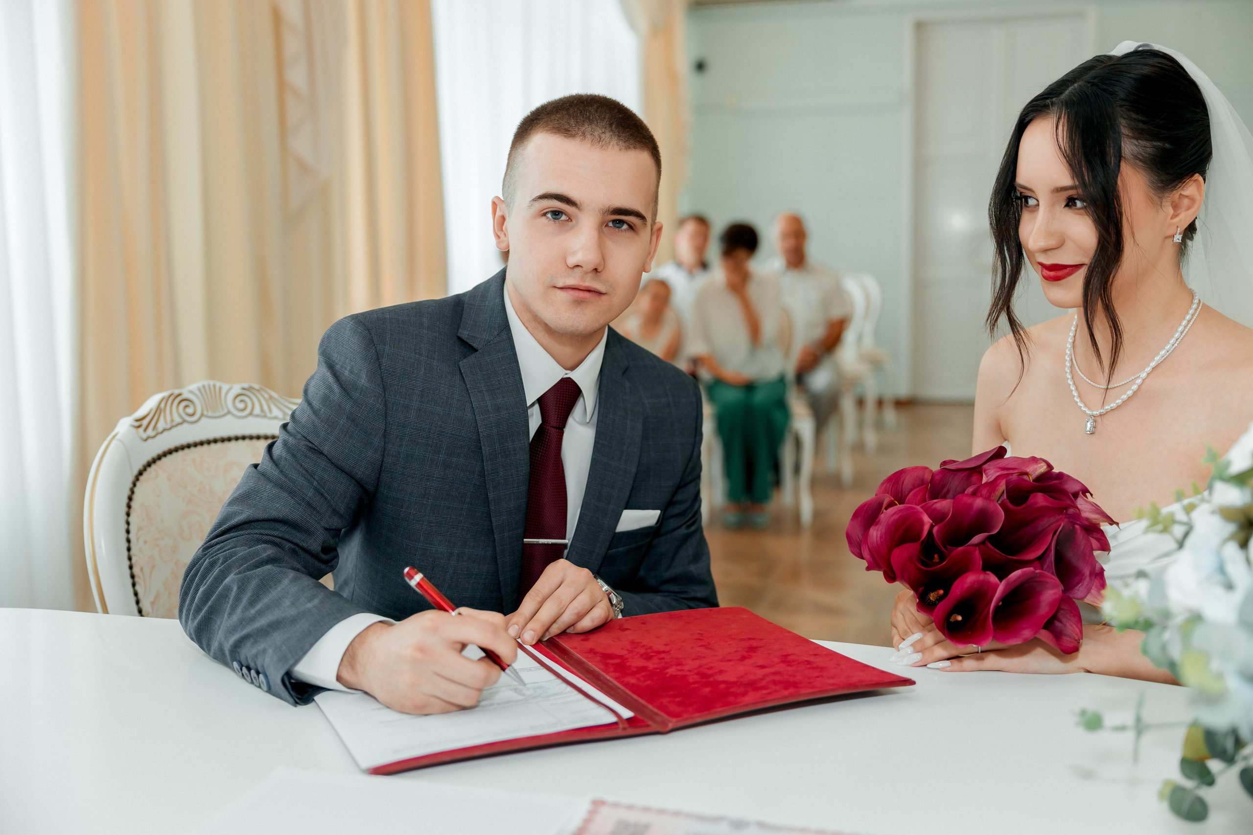 Белый лист. Александр Антонов. Профессиональный свадебный, репортажный фотограф в Москве, Подольске. Фото+Видео на любой праздник