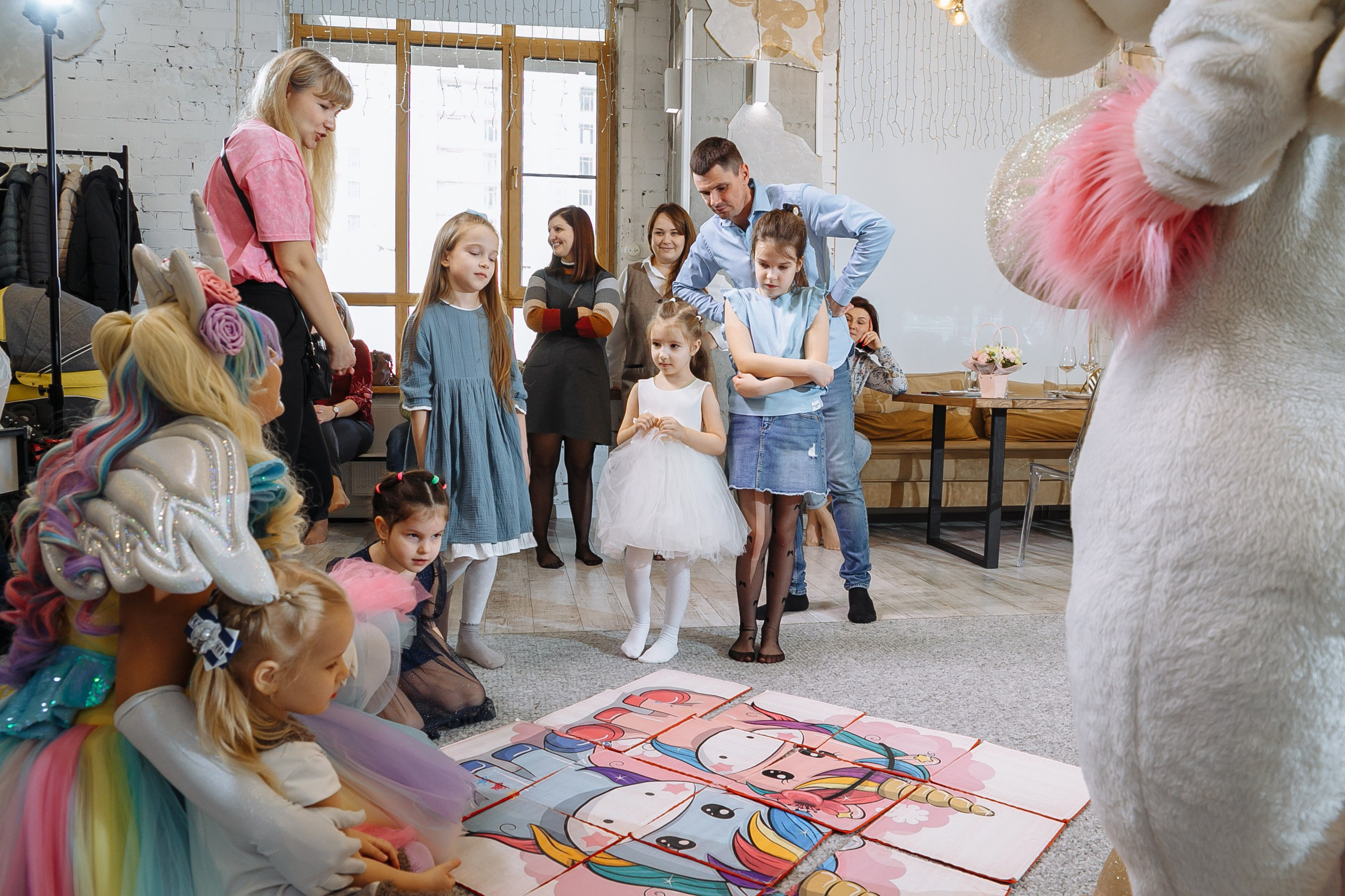 Насте 5 лет, дети играют в Ангел лофт. Событийный фотограф Максим Бескоровайновнов