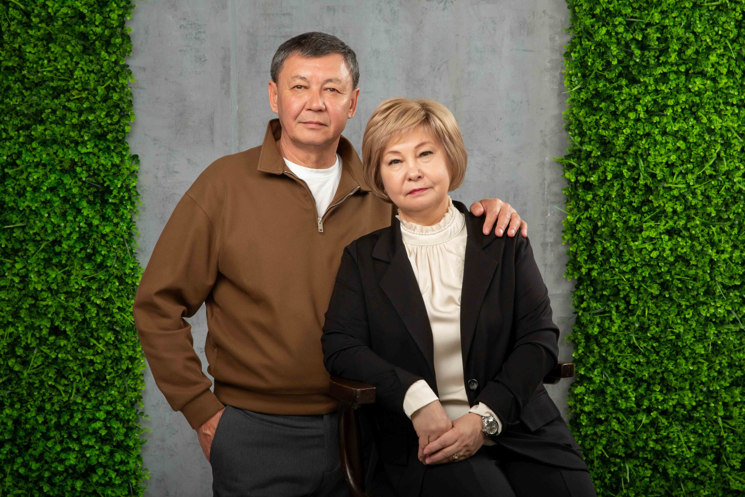 Фотосессия большой семьи в фотостудии. Совет с семьей. Фотостудия Алматы. Семейная и детская фотостудия Family studio.Фотограф Алматы