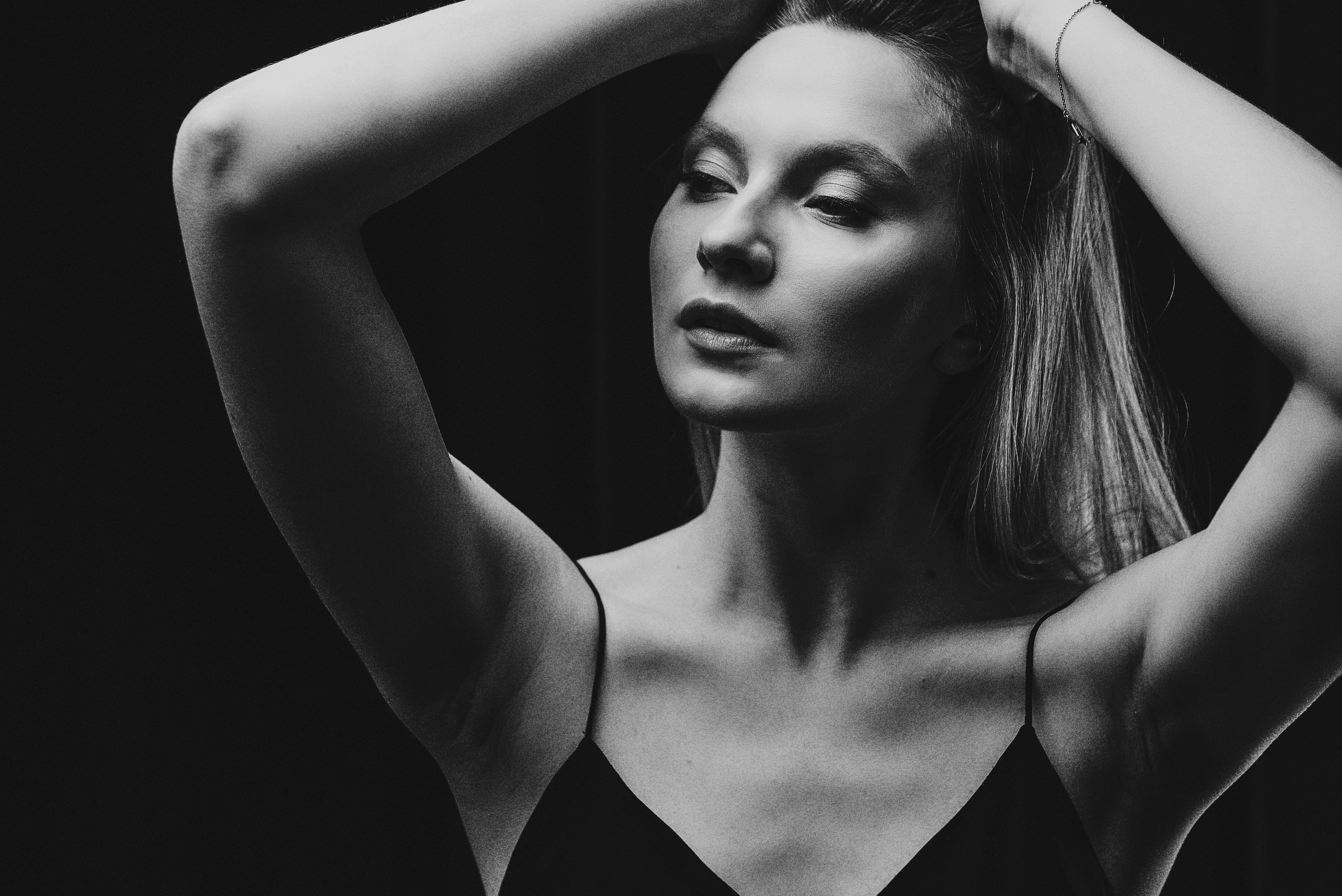 Глубокий чб женский портрет. Контент фотограф Пенза