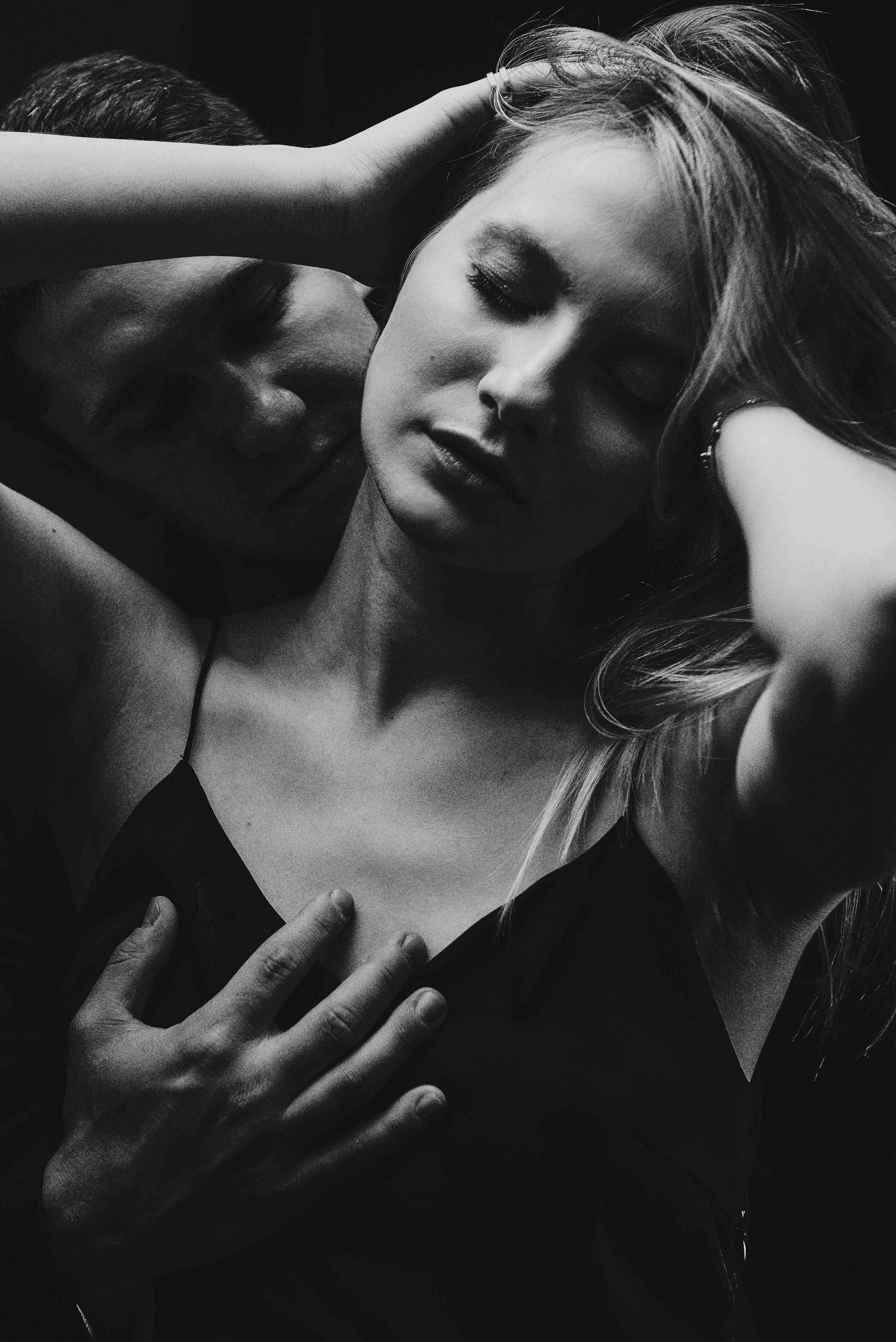 Нежная, страстная, чб съемка для парня и девушки. 