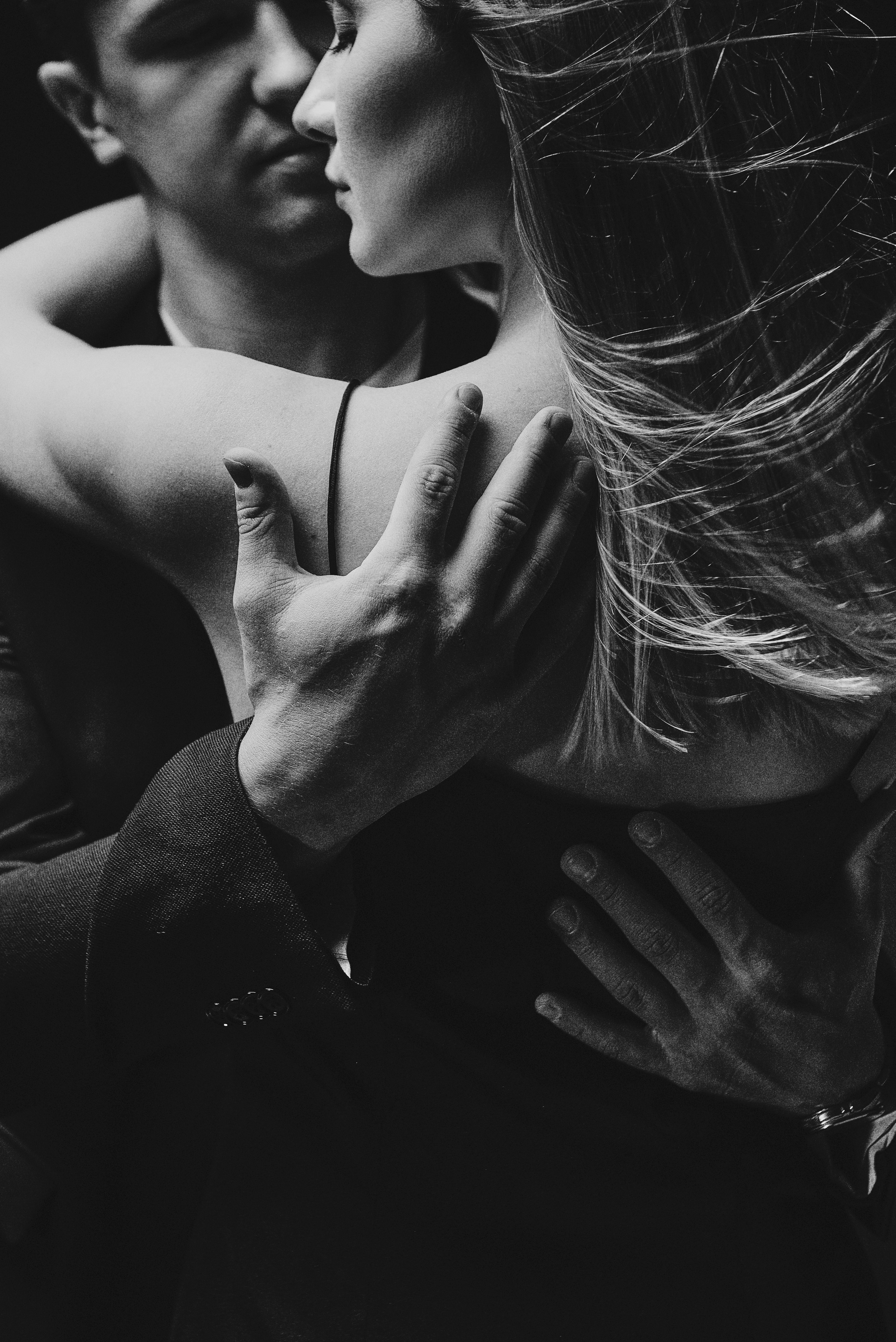 Страстная чб съемка пары. Фотограф Пенза