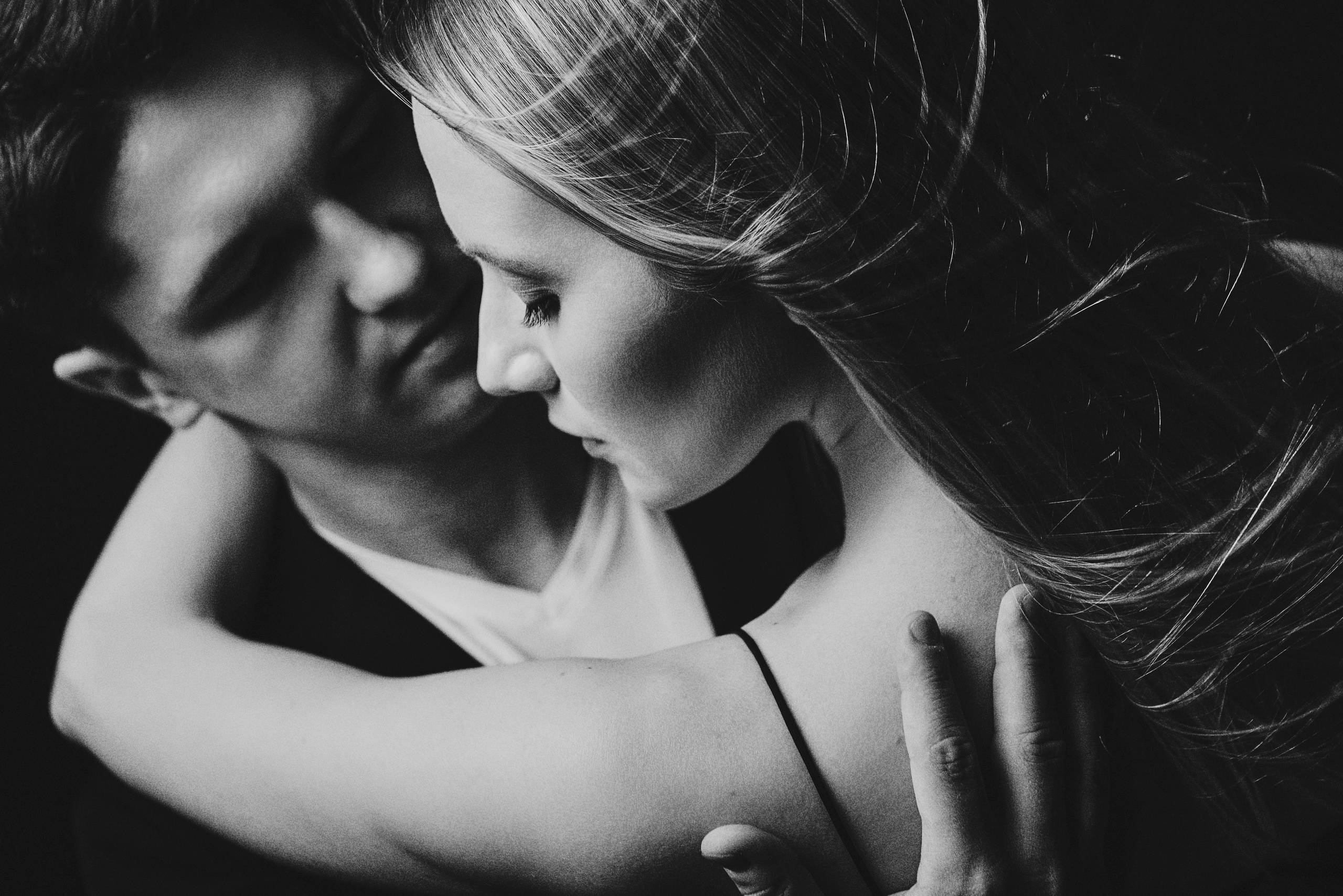 Страстная чб съемка пары. Фотограф Пенза