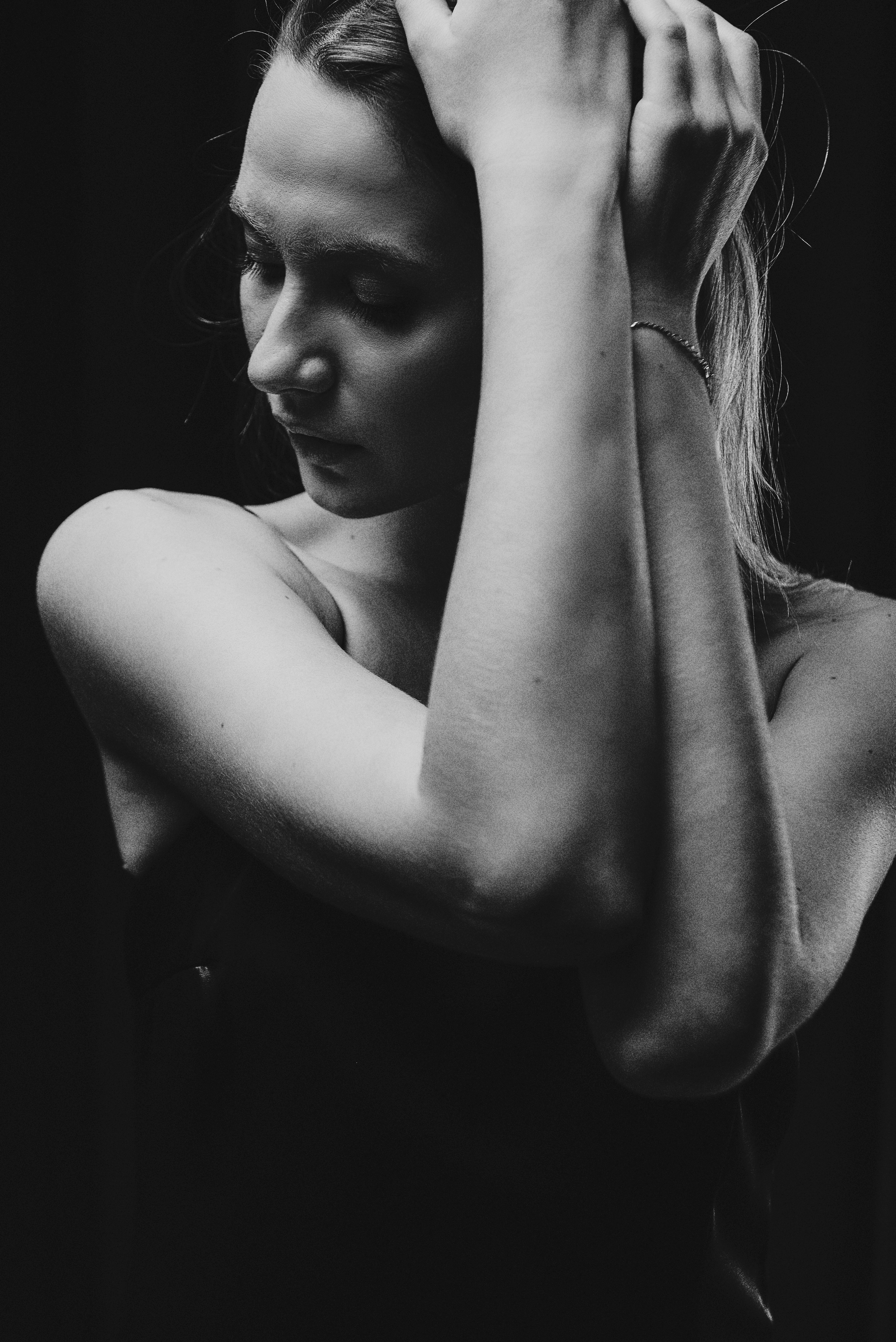 Глубокий чб женский портрет. Контент фотограф Пенза