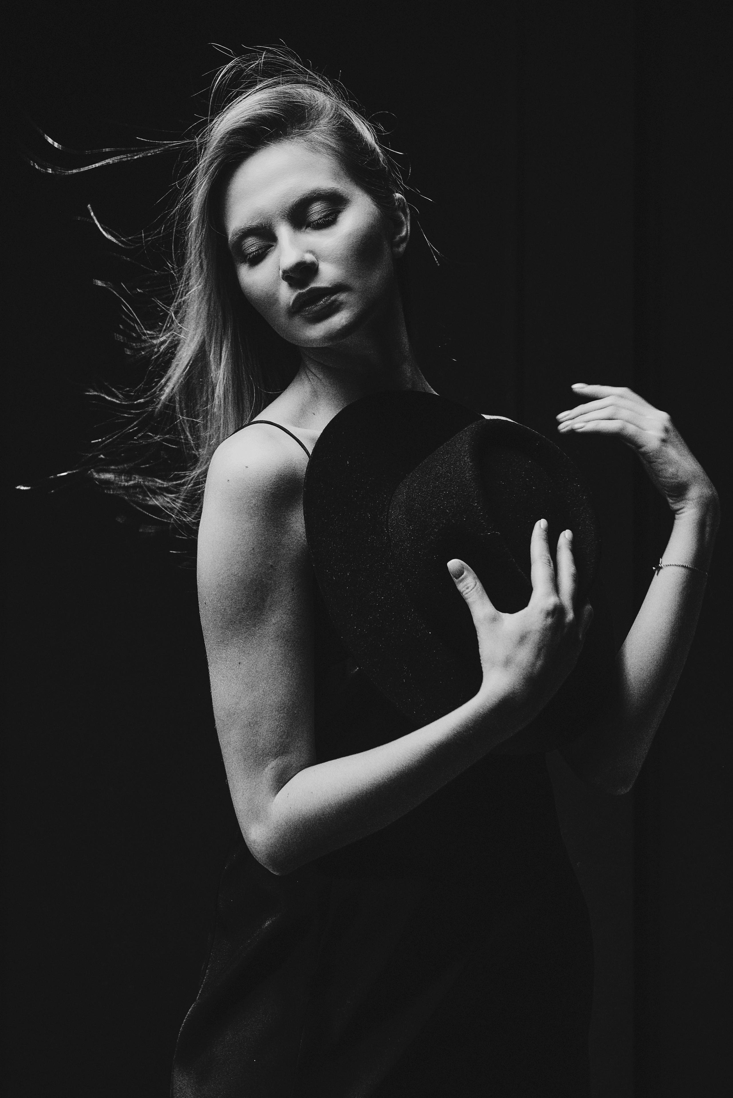 Чувственный чб женский портрет. Контент фотограф Пенза