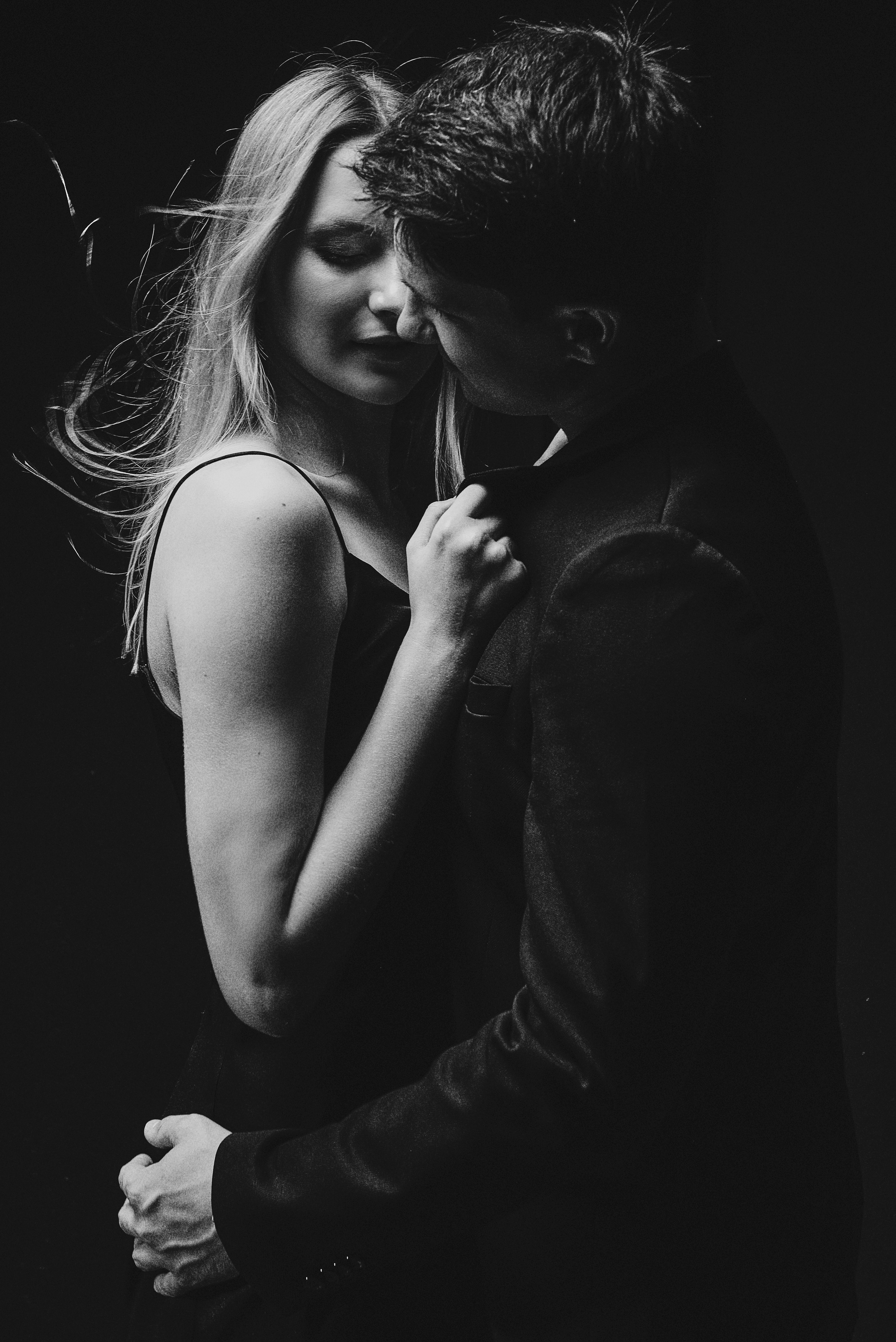 Страстная чб съемка пары. Фотограф Пенза