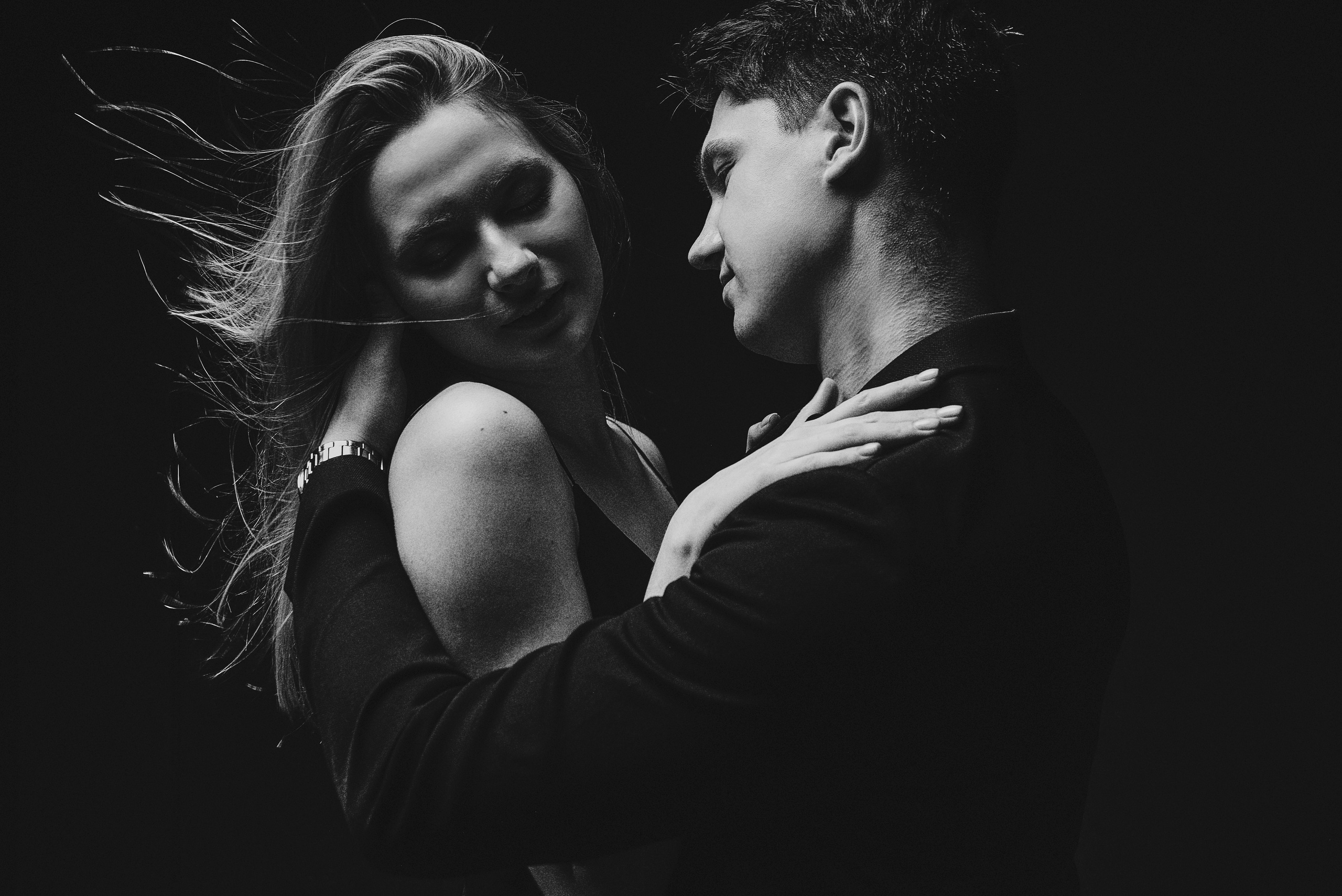 Страстная чб съемка пары. Фотограф Пенза