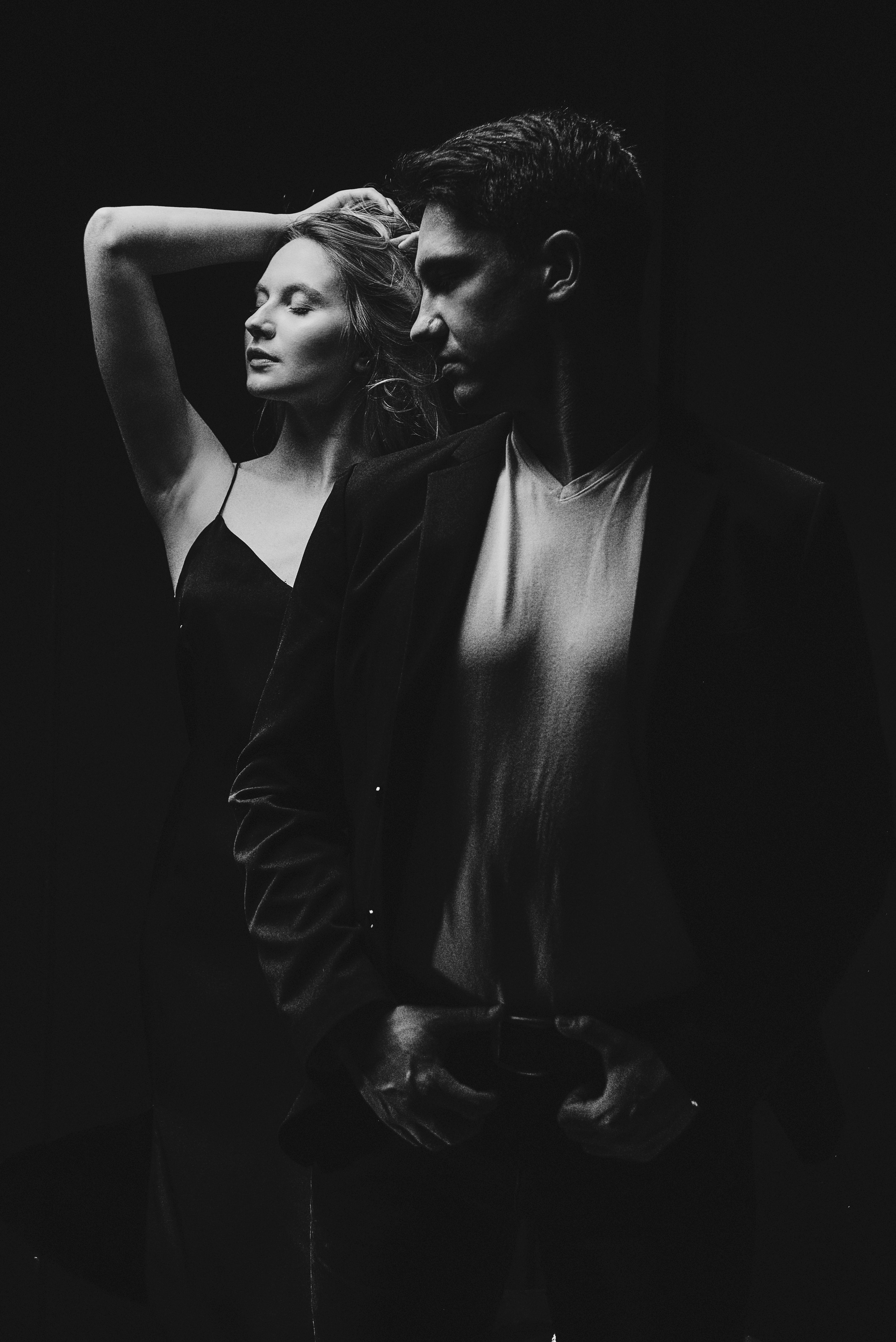 Страстная чб съемка пары. Фотограф Пенза