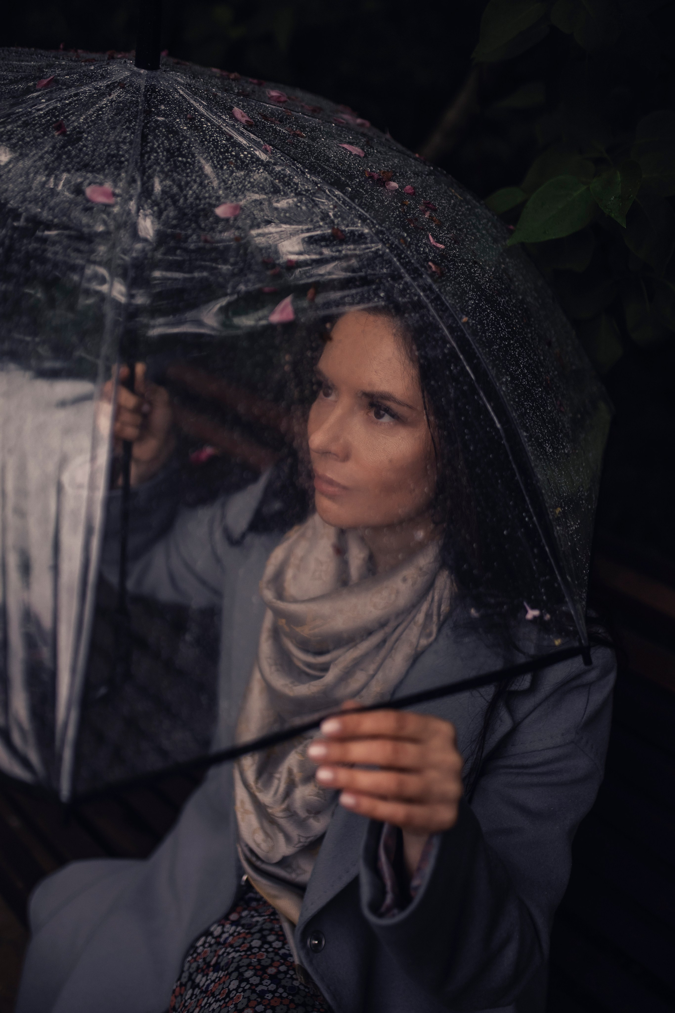 Дождливый яблоневый сад с Лизой. Фотограф в Москве Наталья Спиридонова