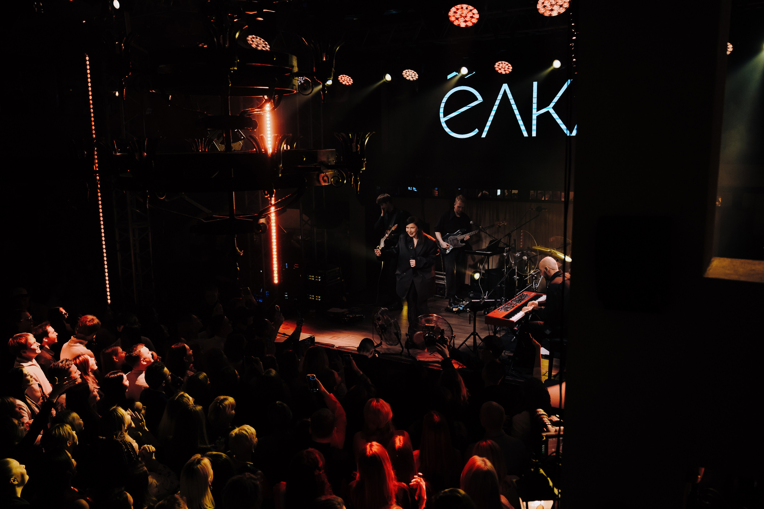 20 ЛЕТ МЕГАПОЛИС ЧЕЛЯБИНСК ХЕДЛАЙНЕР ЕЛКА. Репортажный фотограф Зуев Роман г. Челябинск