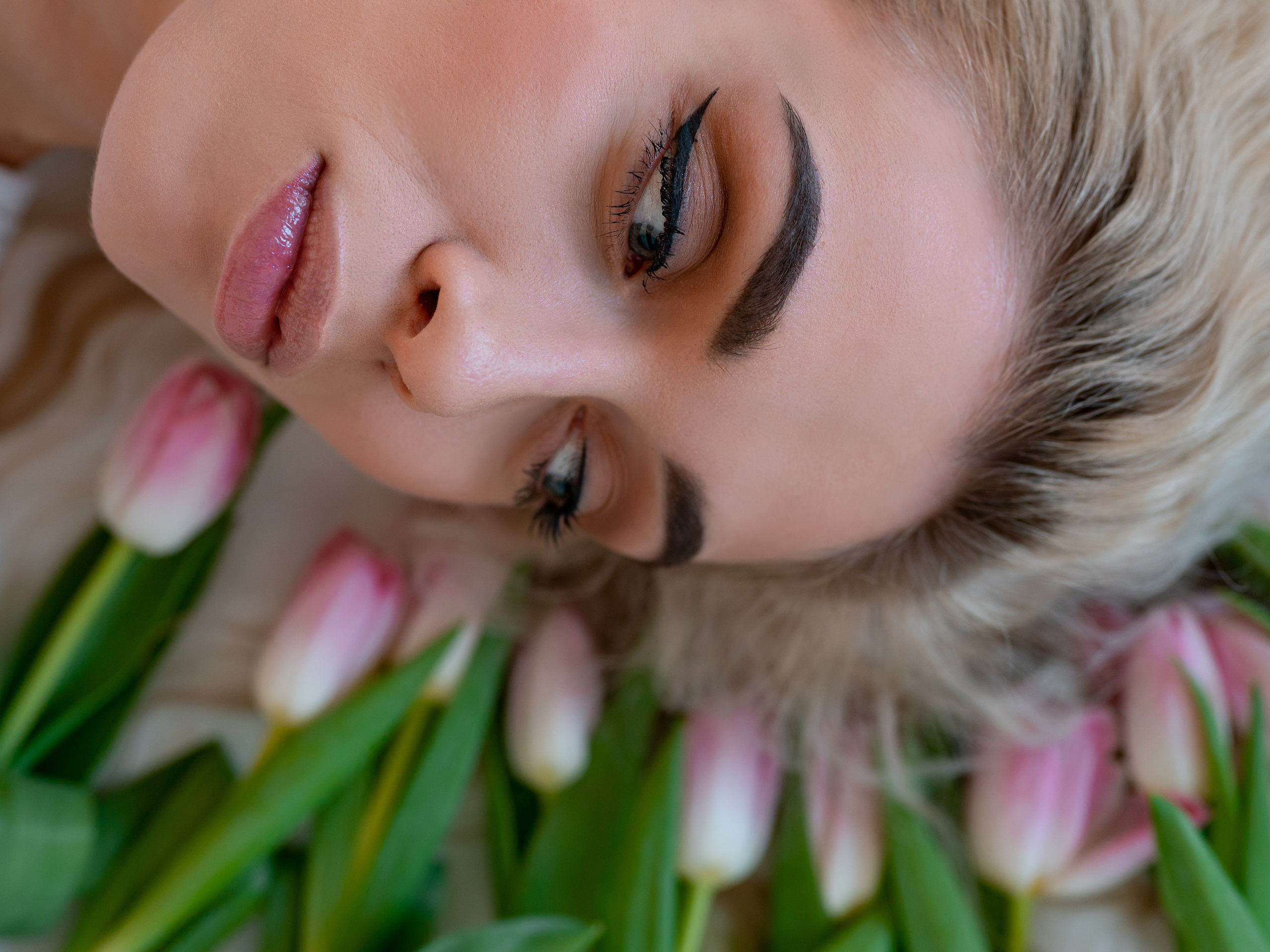 С тюльпанами. Портретный и будуарный фотограф в Воронеже. Игорь Бабичев