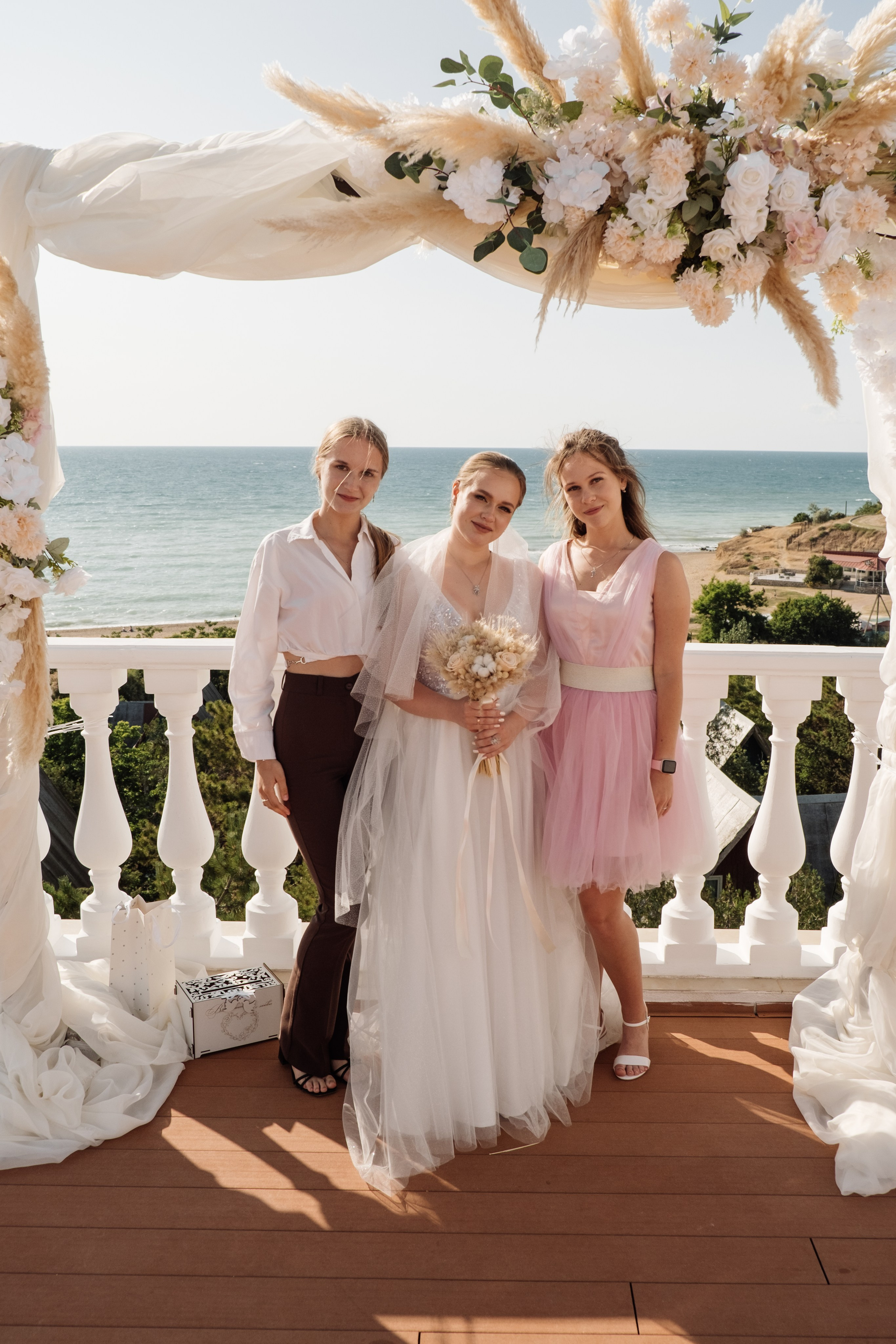 Свадебный ретопртаж. Профессиональная фотосъемка в Крыму. Натуральные эмоции и живые кадры. Забронируйте дату прямо сейчас!